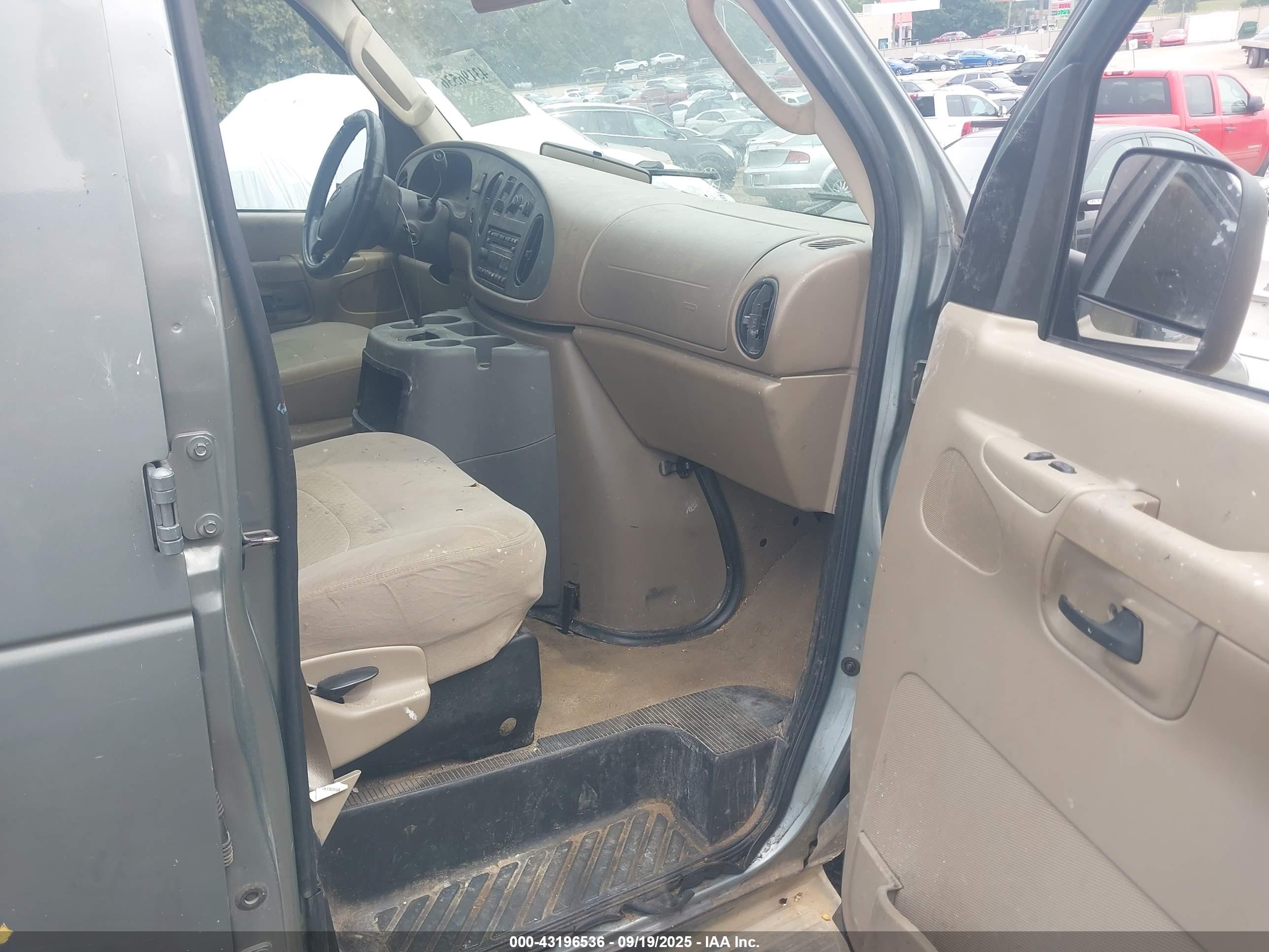 FORD E-150 image 5