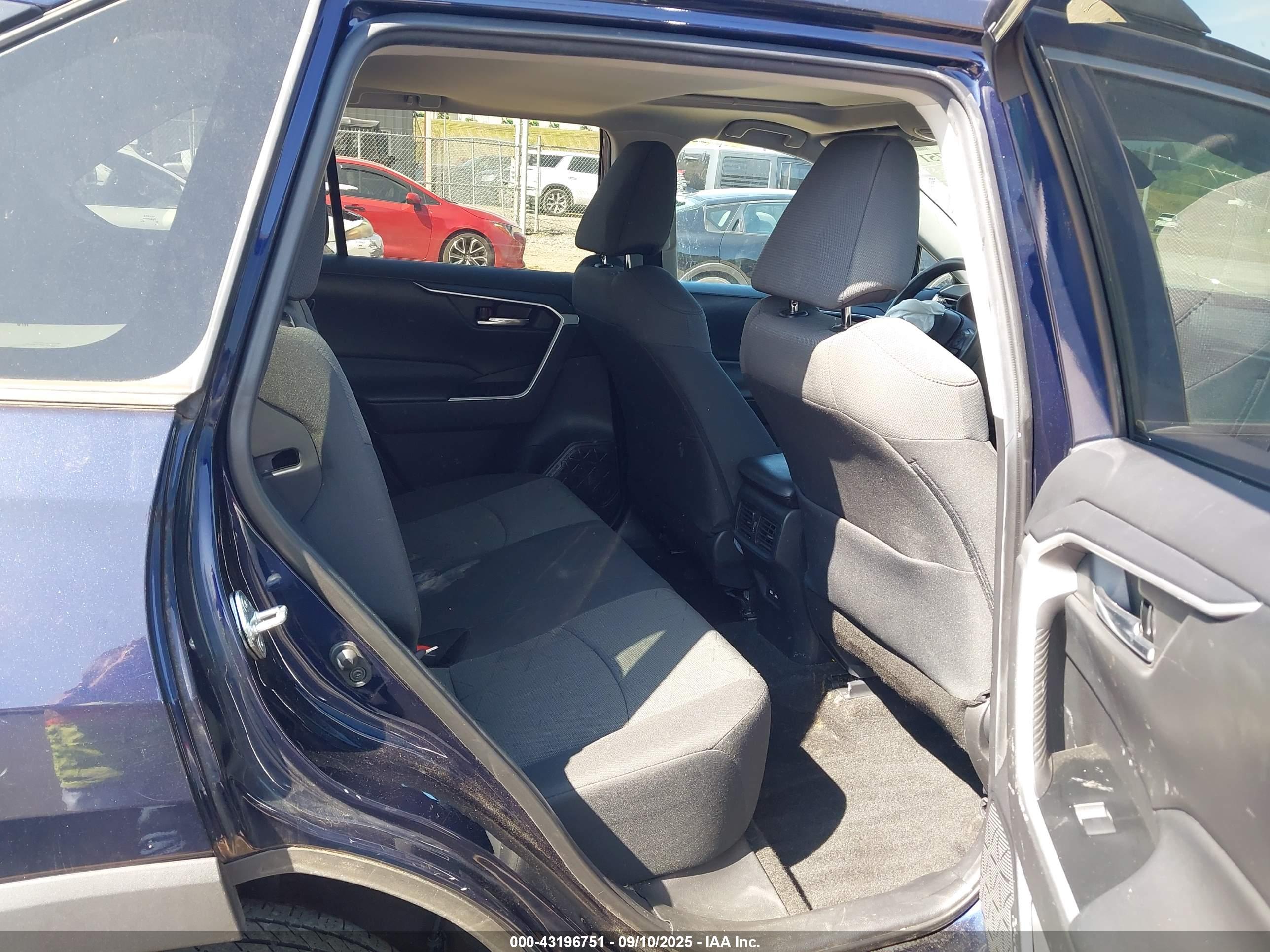 TOYOTA RAV4 image 8