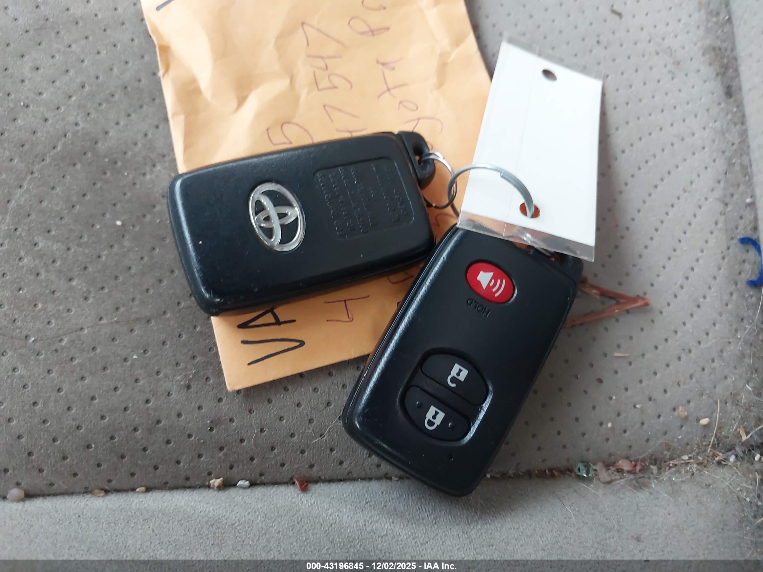 TOYOTA PRIUS image 11