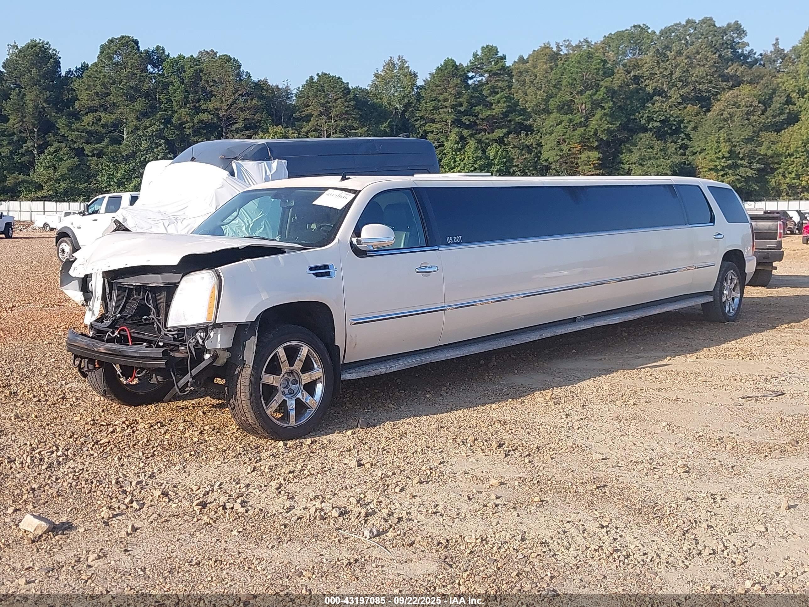 CADILLAC ESCALADE image 2