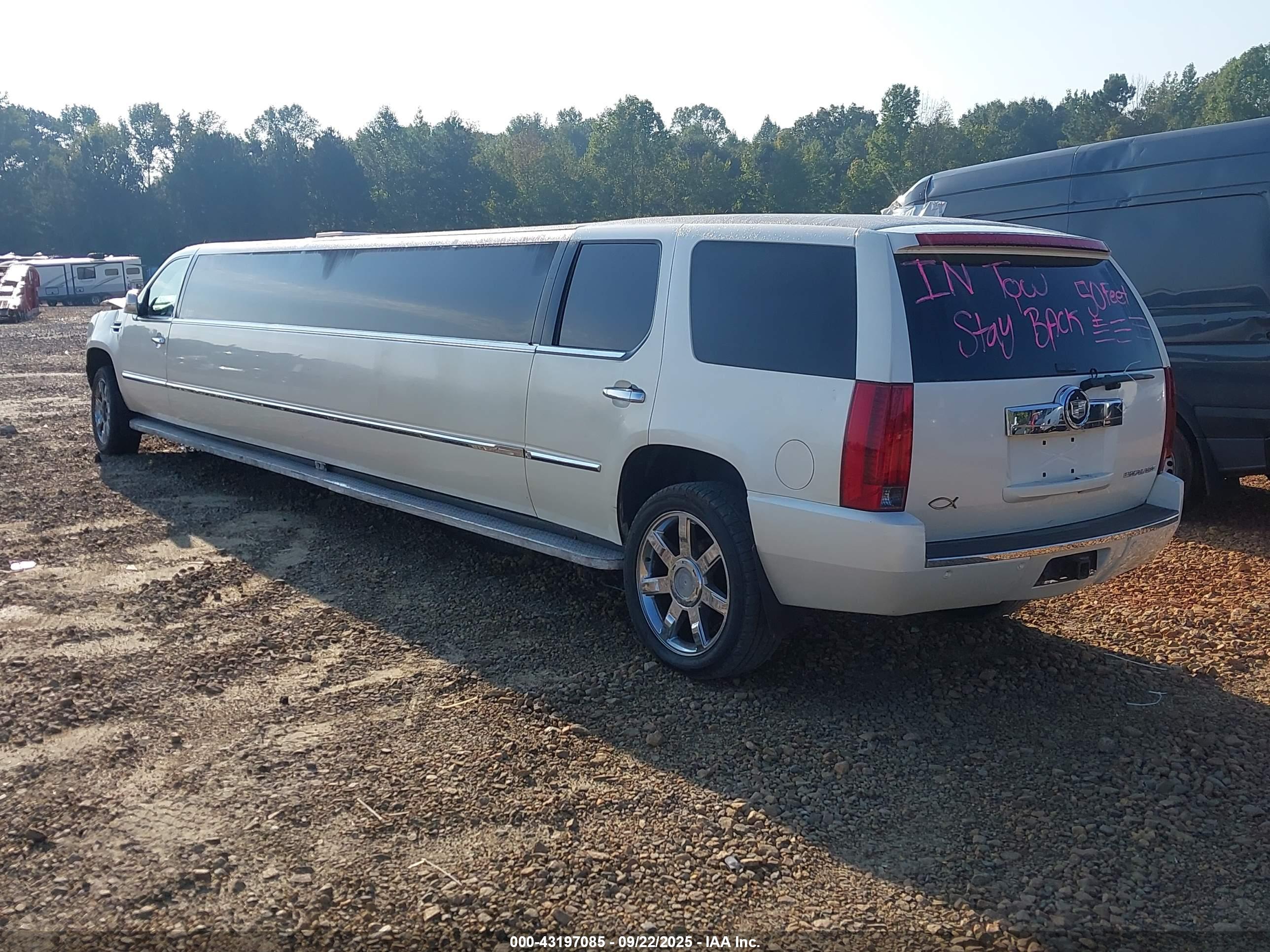 CADILLAC ESCALADE image 3