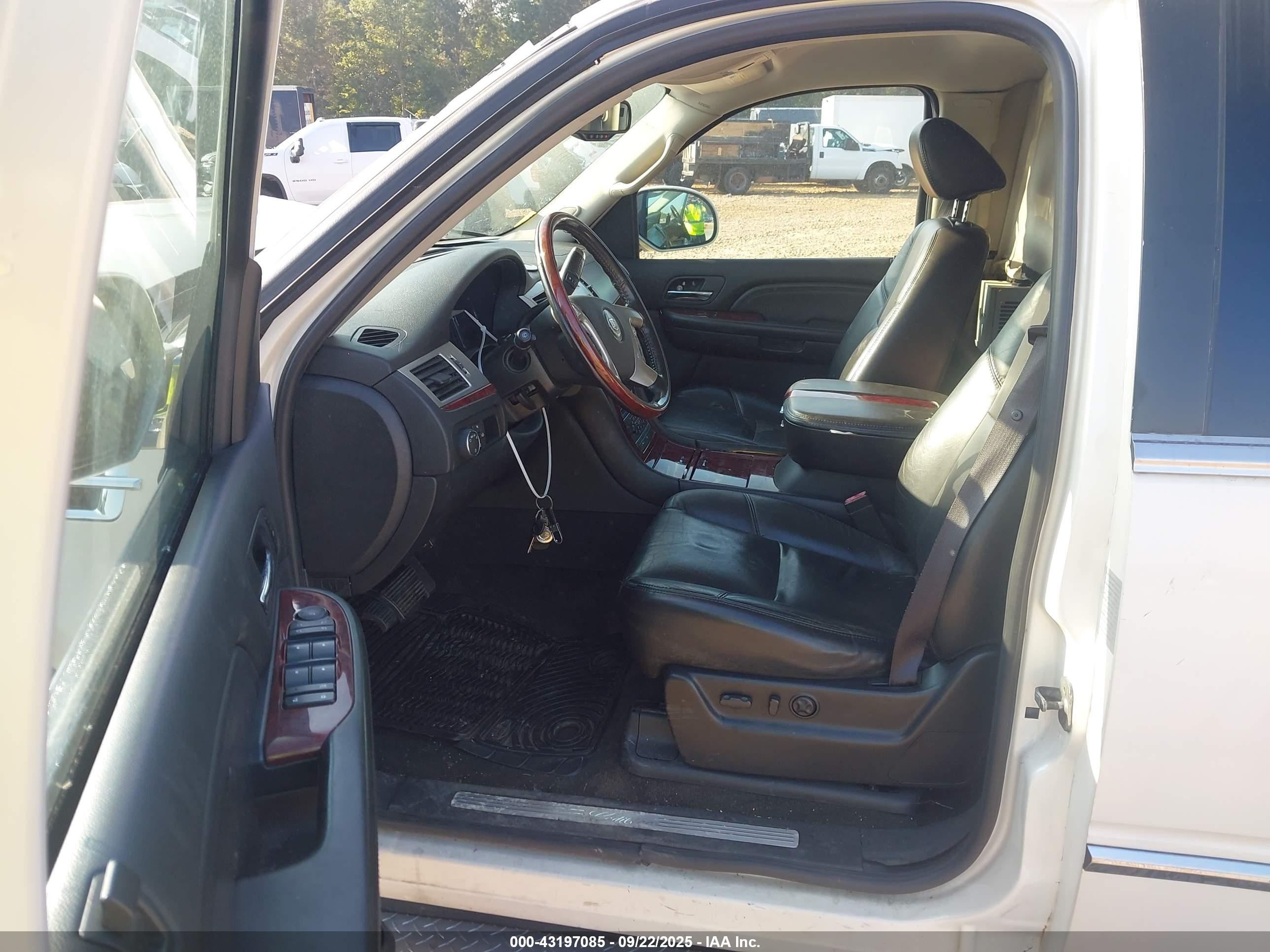 CADILLAC ESCALADE image 5