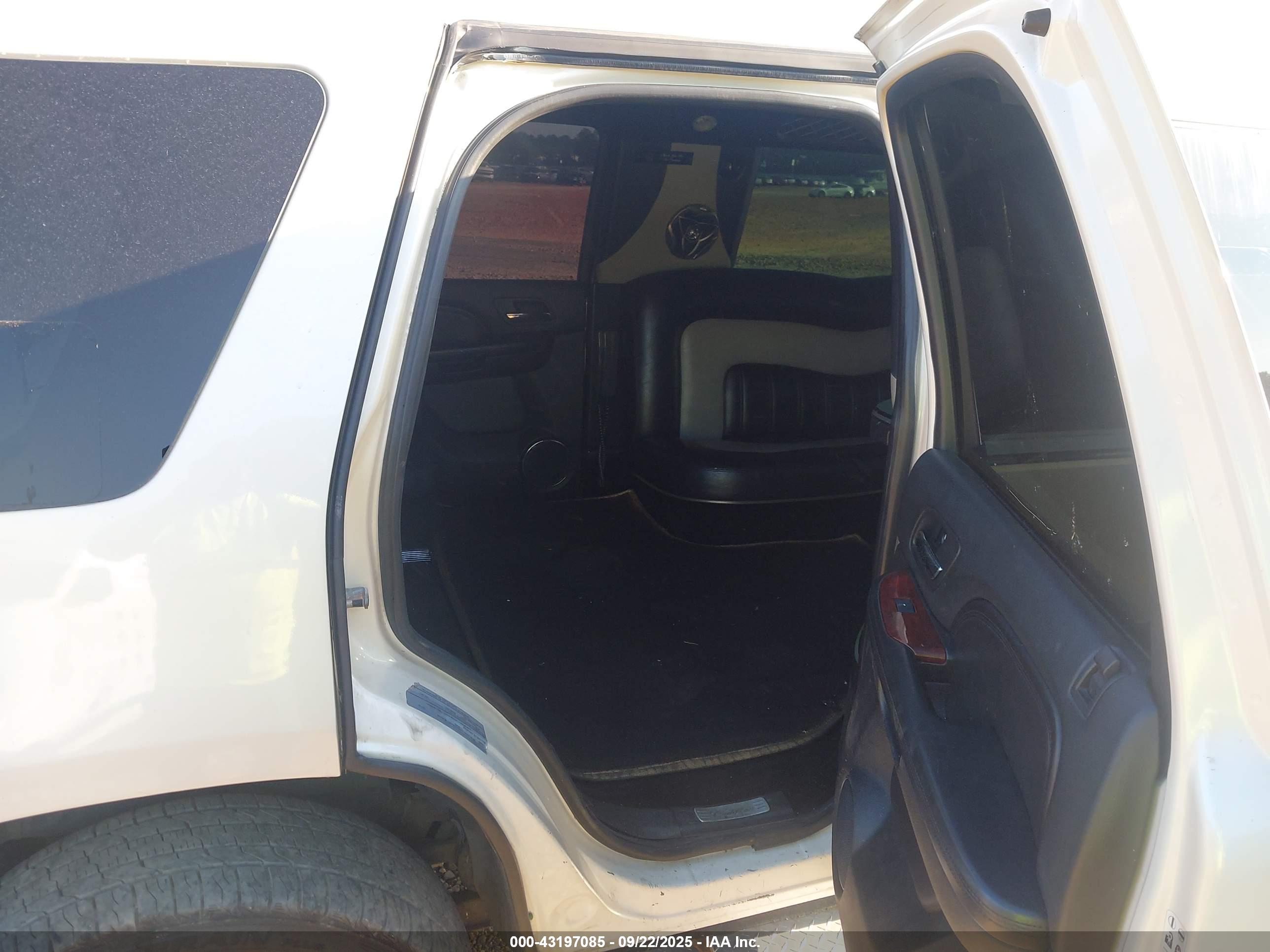 CADILLAC ESCALADE image 8
