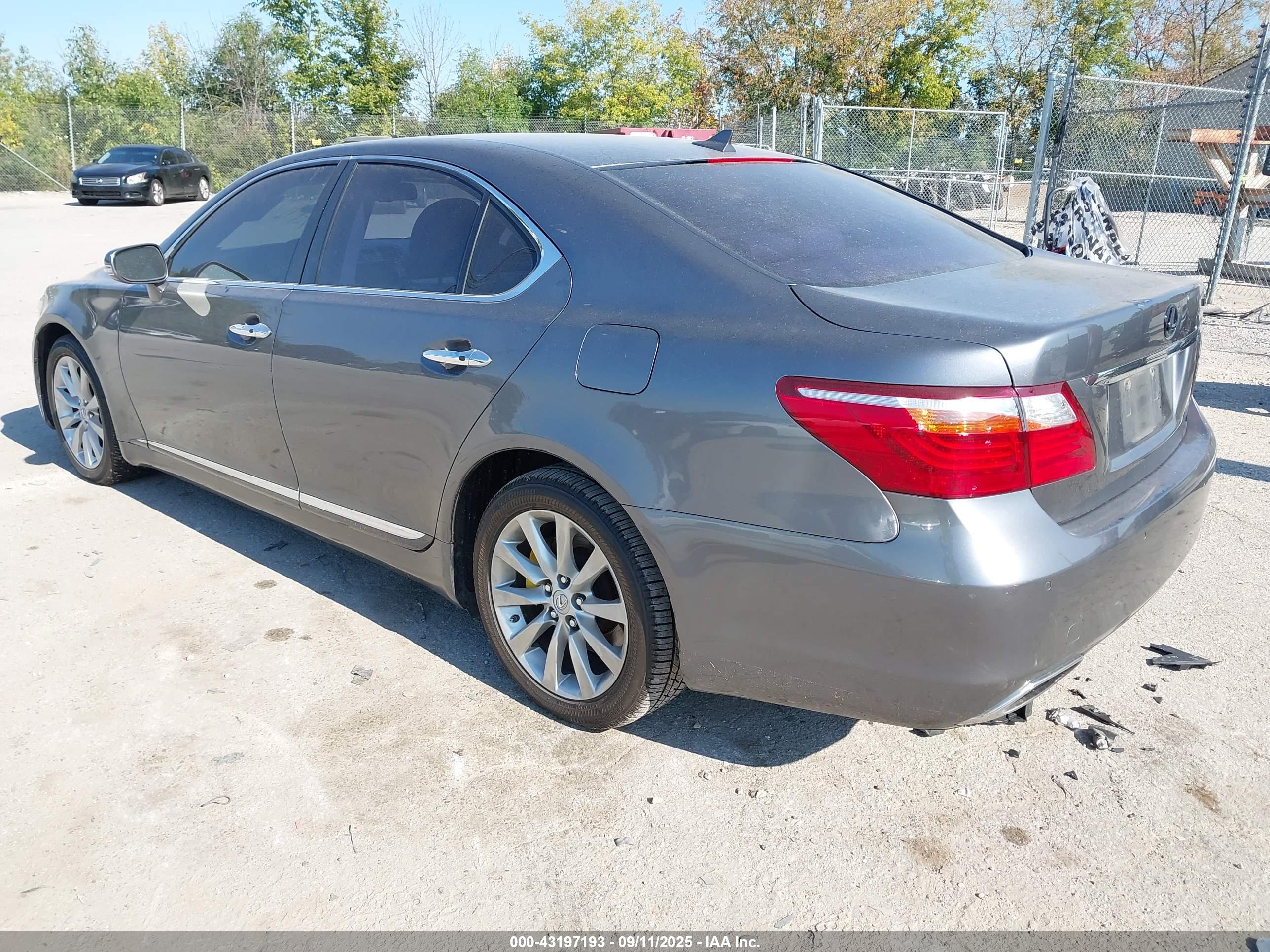 LEXUS LS image 3