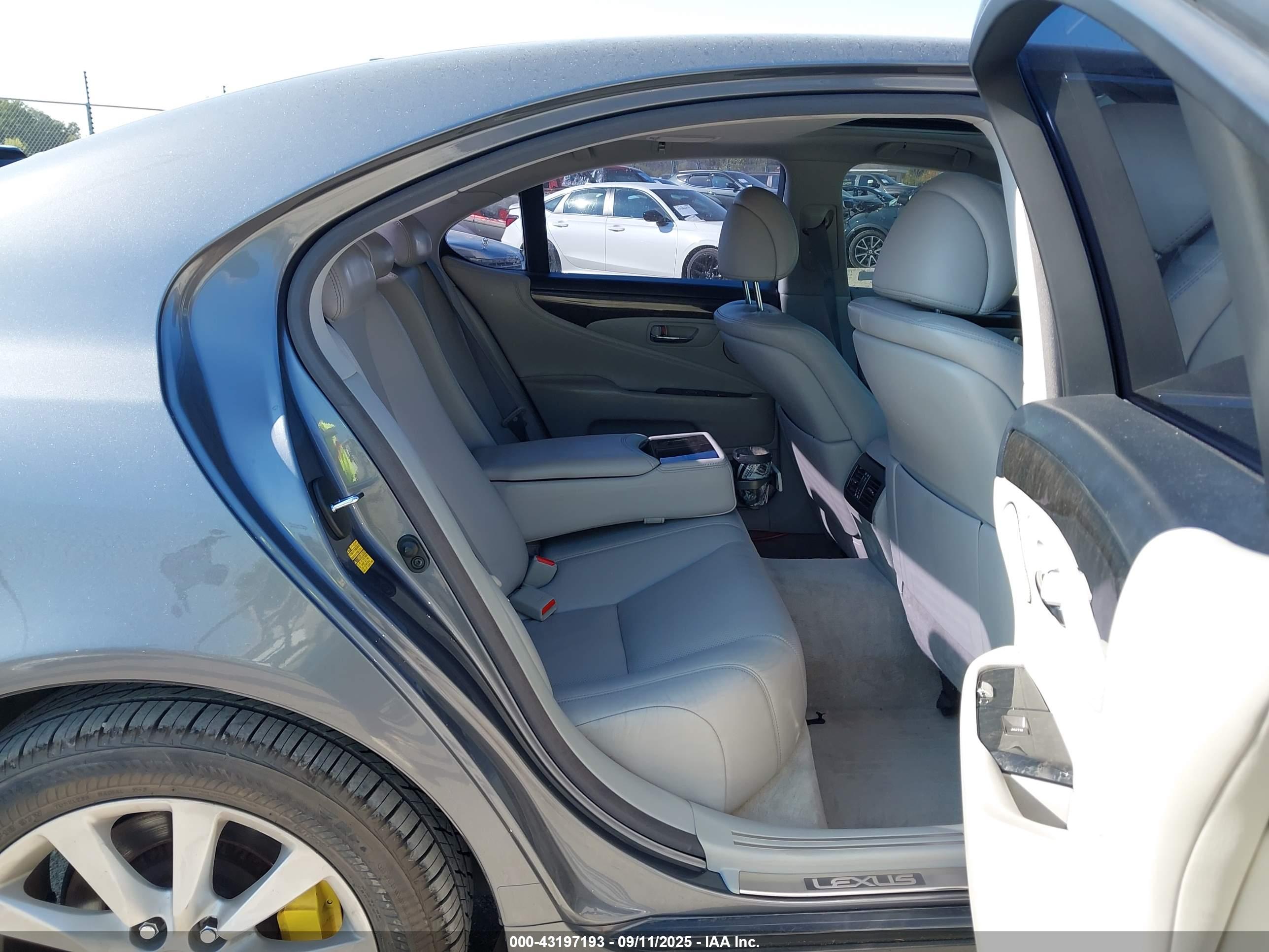 LEXUS LS image 8