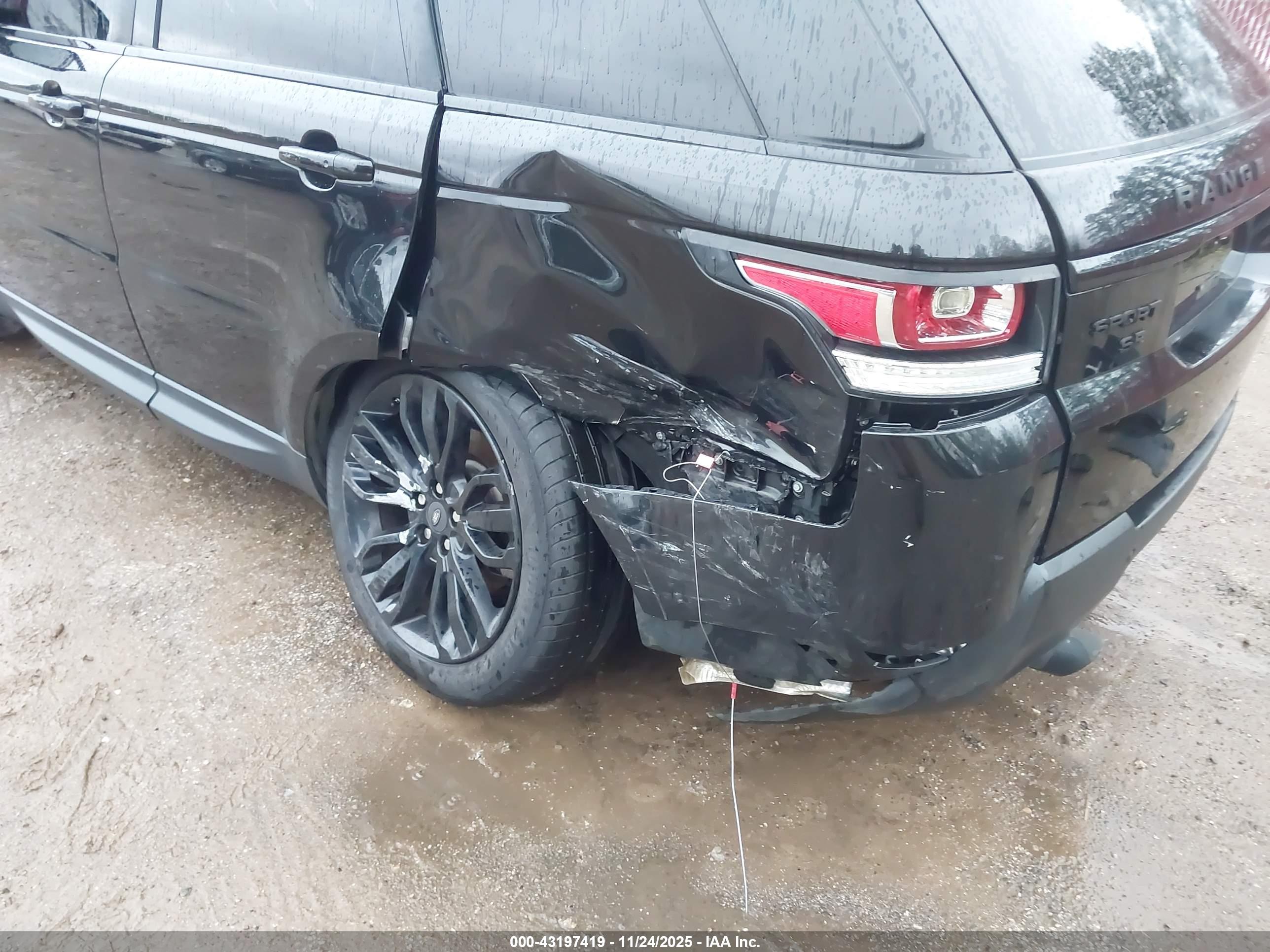 LAND ROVER image 6