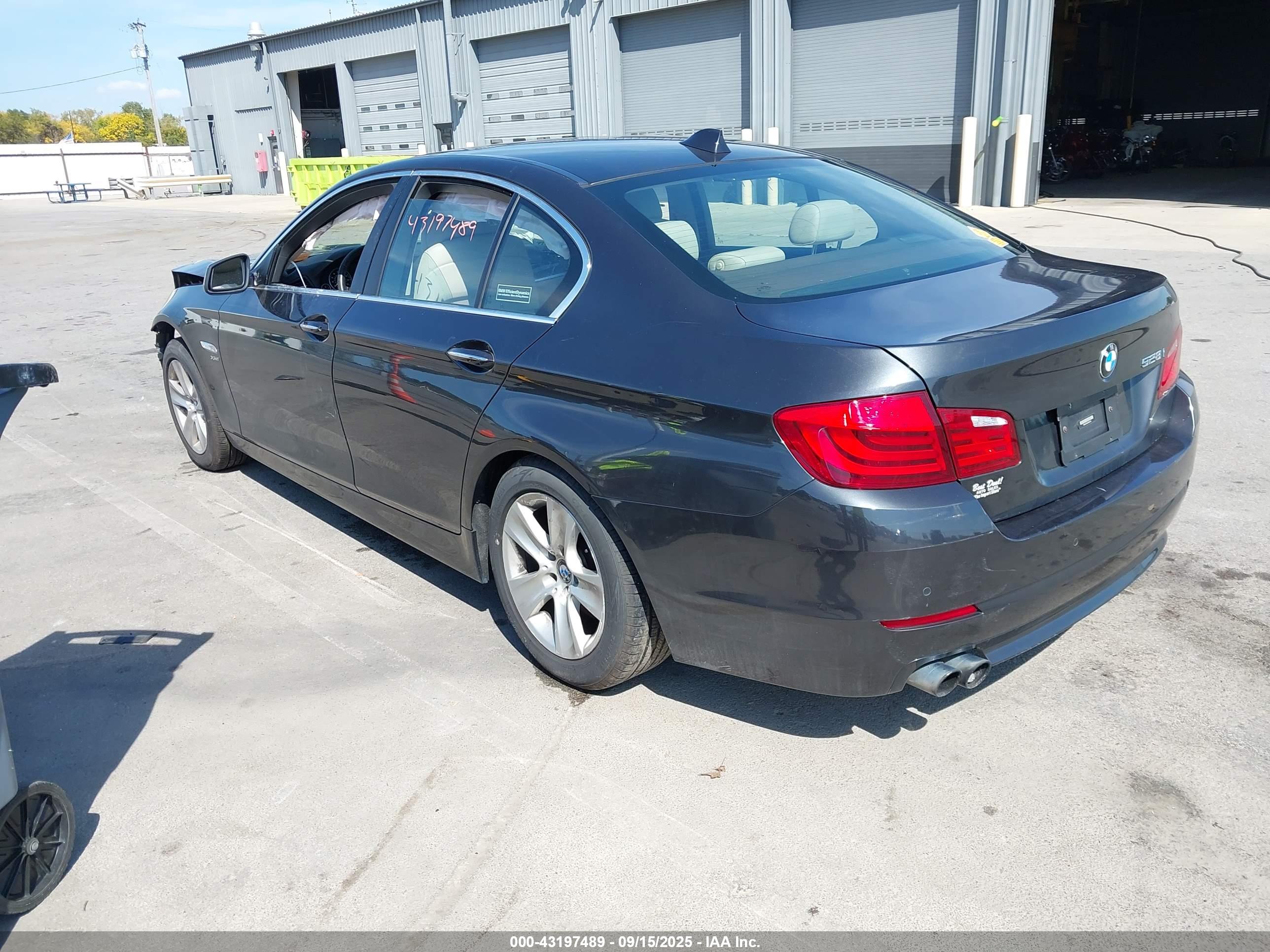 BMW 528I image 3