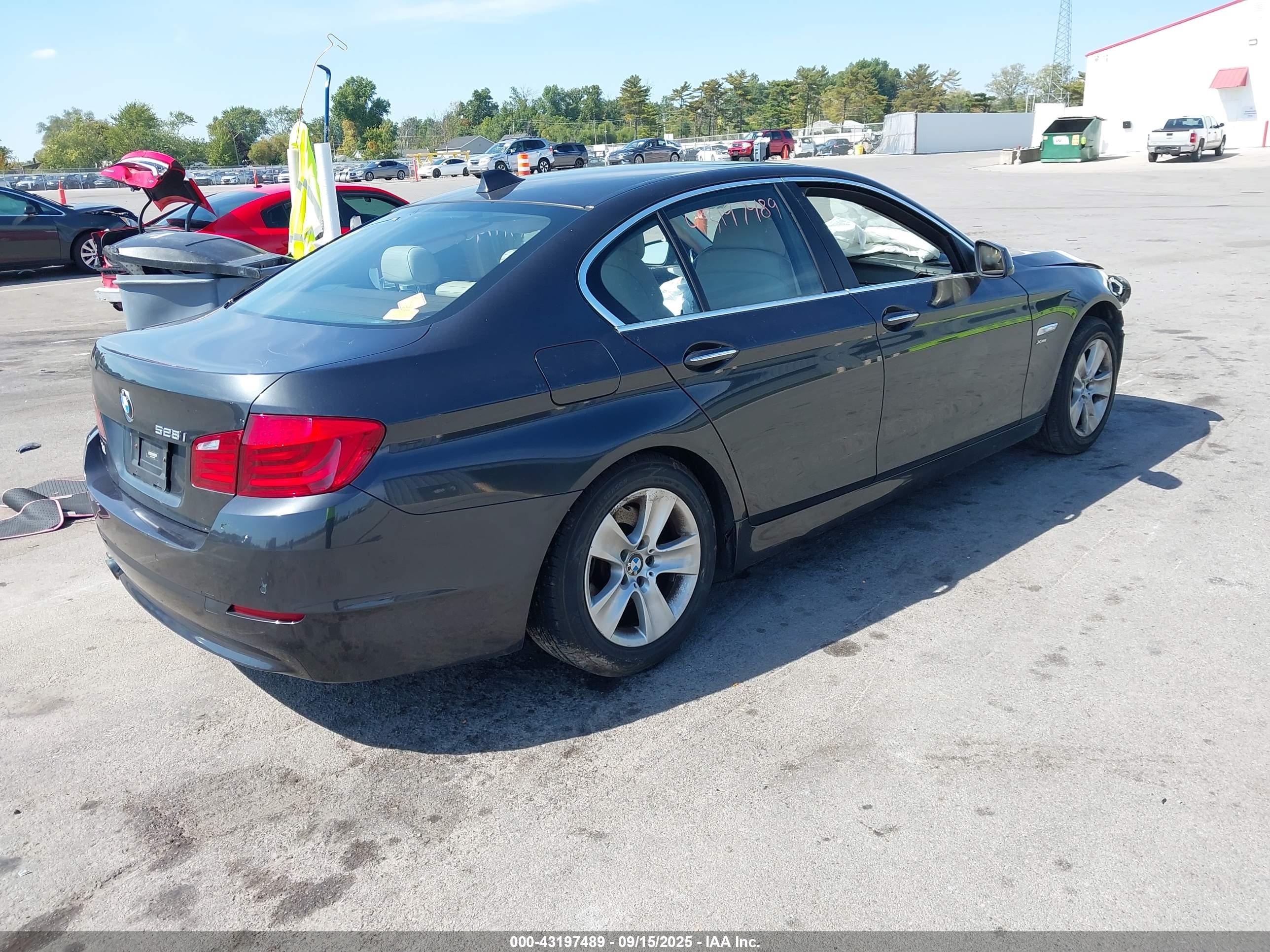 BMW 528I image 4