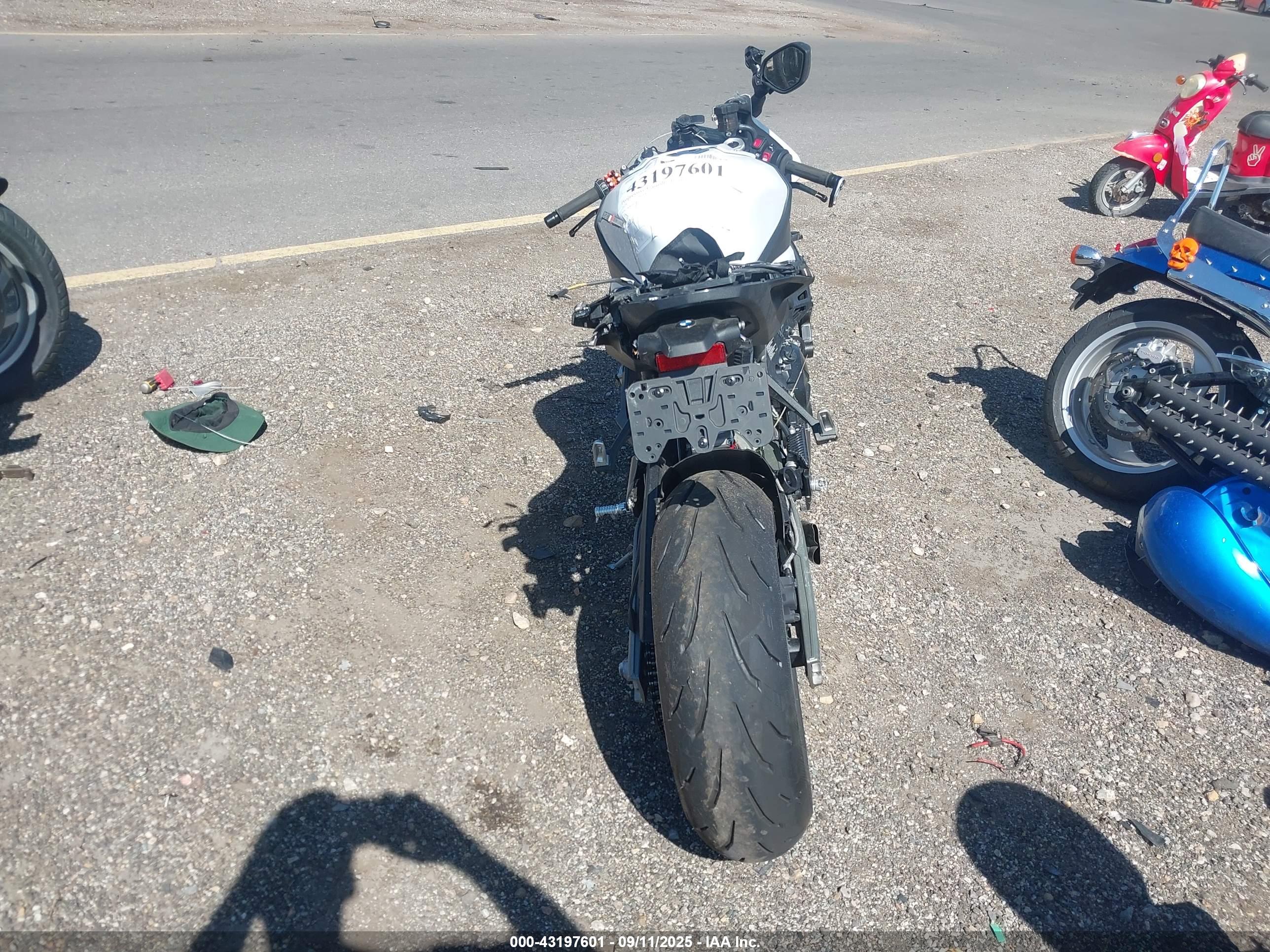 BMW S image 6