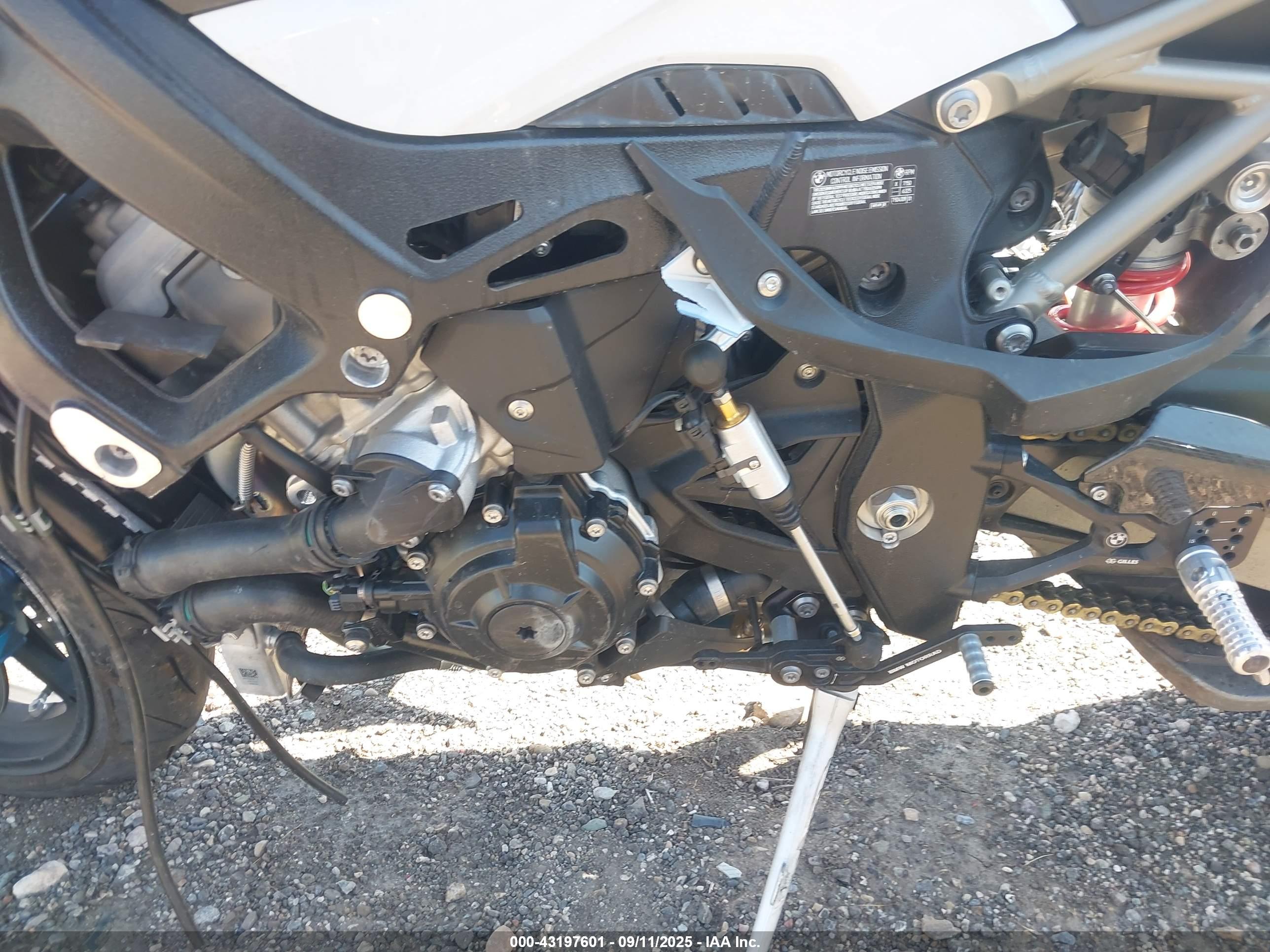 BMW S image 9