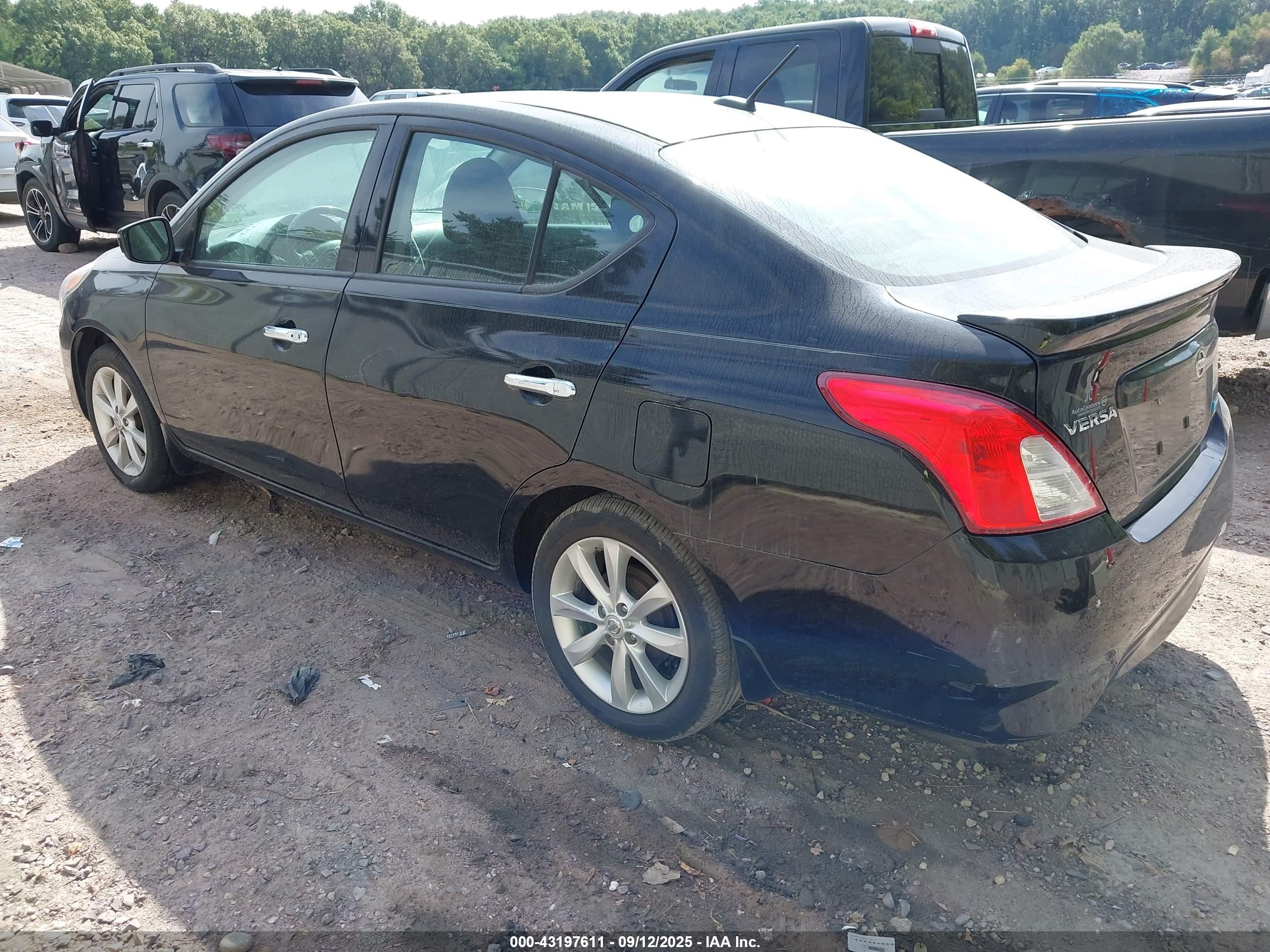 NISSAN VERSA image 3