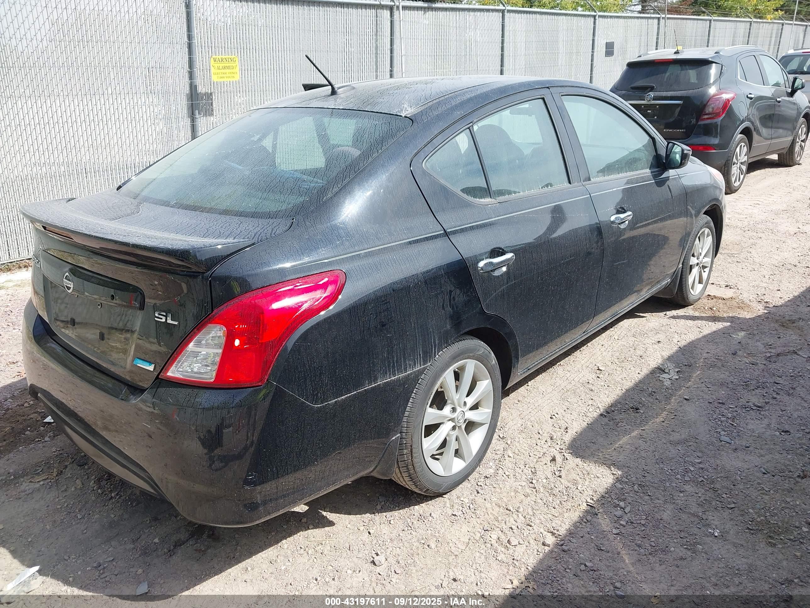 NISSAN VERSA image 4