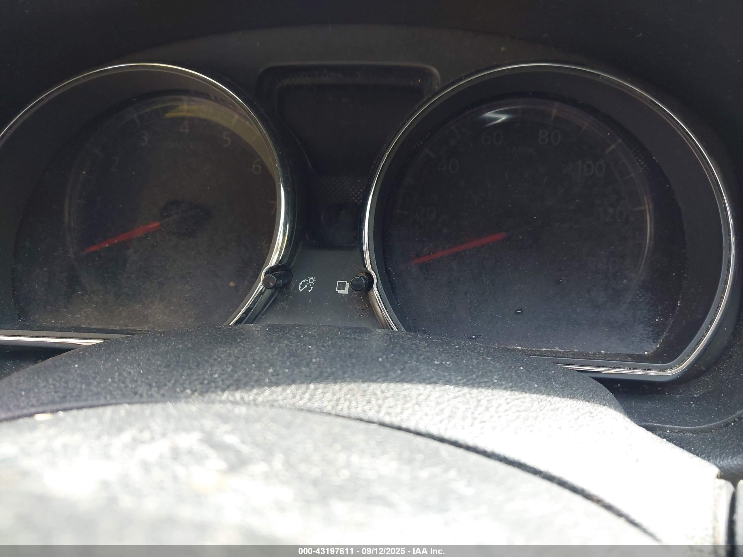 NISSAN VERSA image 7
