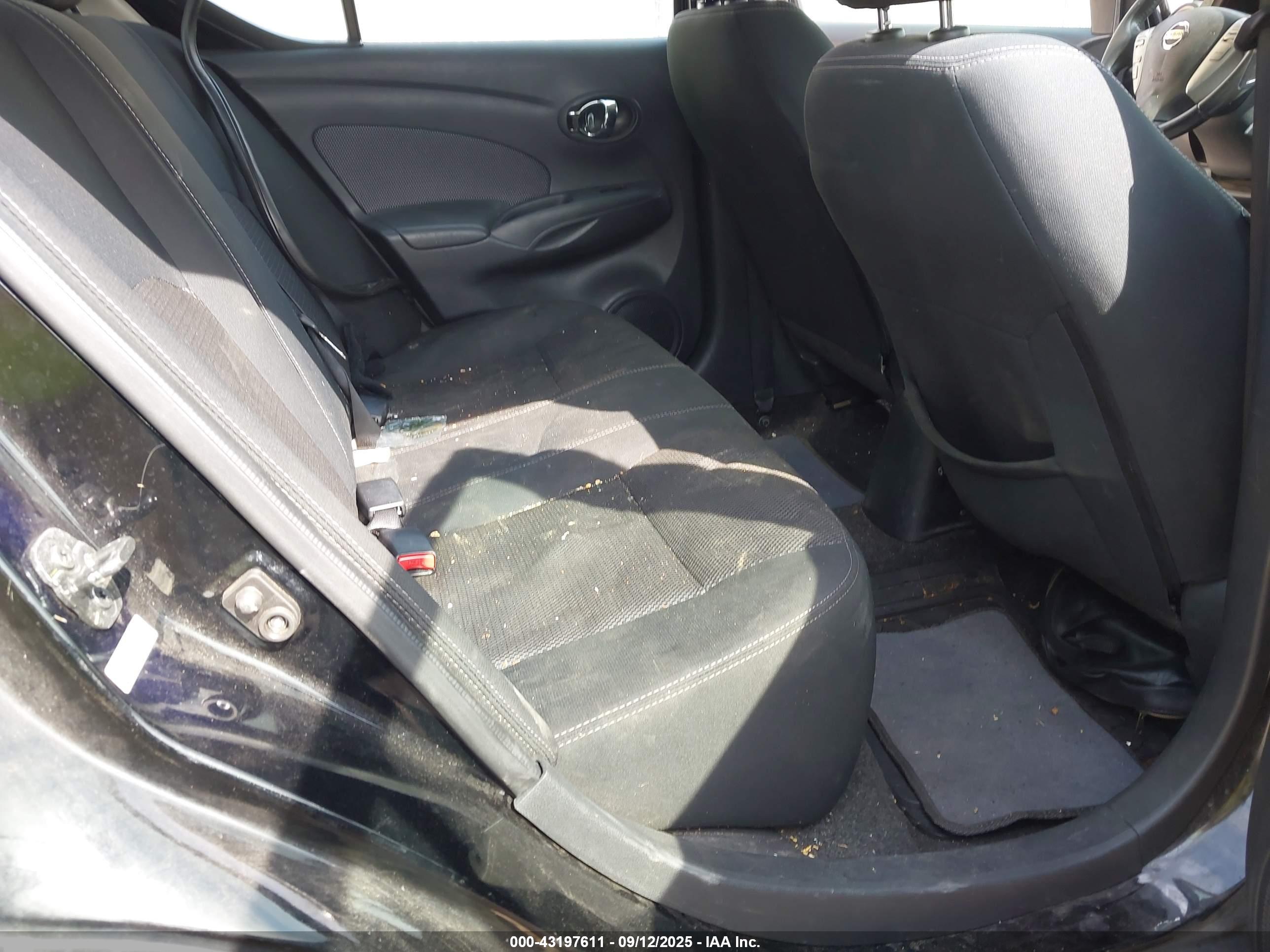 NISSAN VERSA image 8
