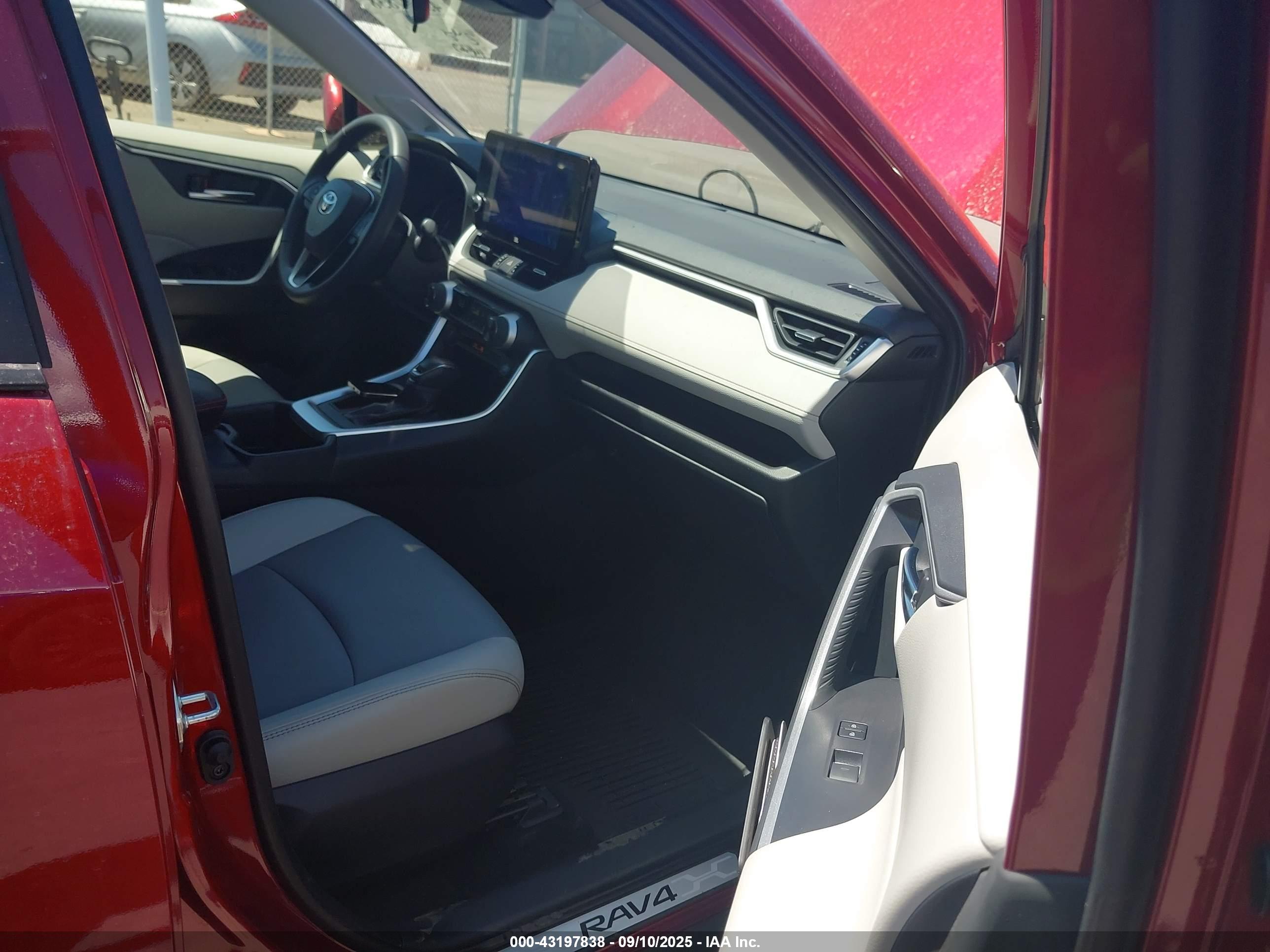 TOYOTA RAV4 image 5