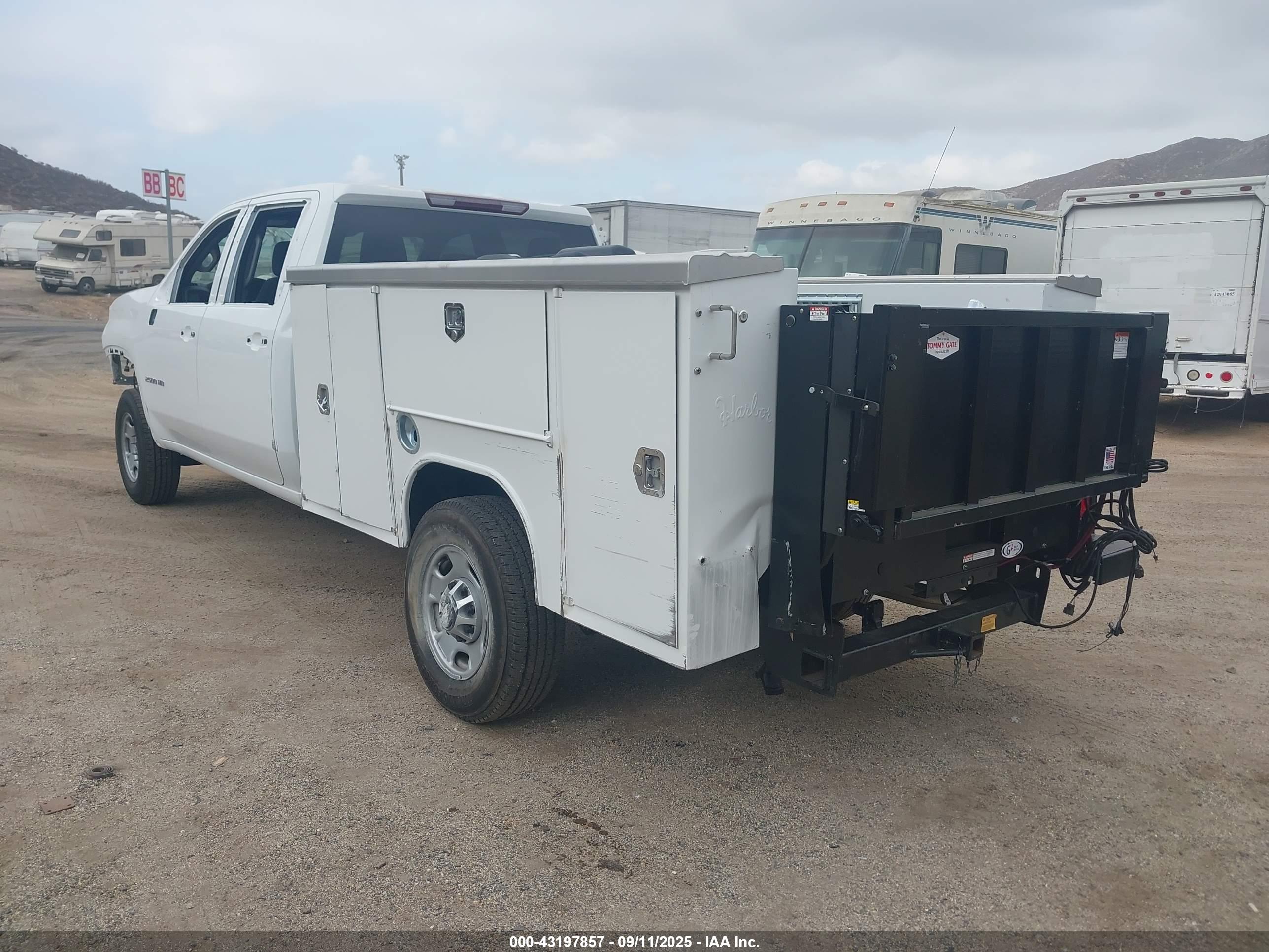 CHEVROLET SILVERADO image 3