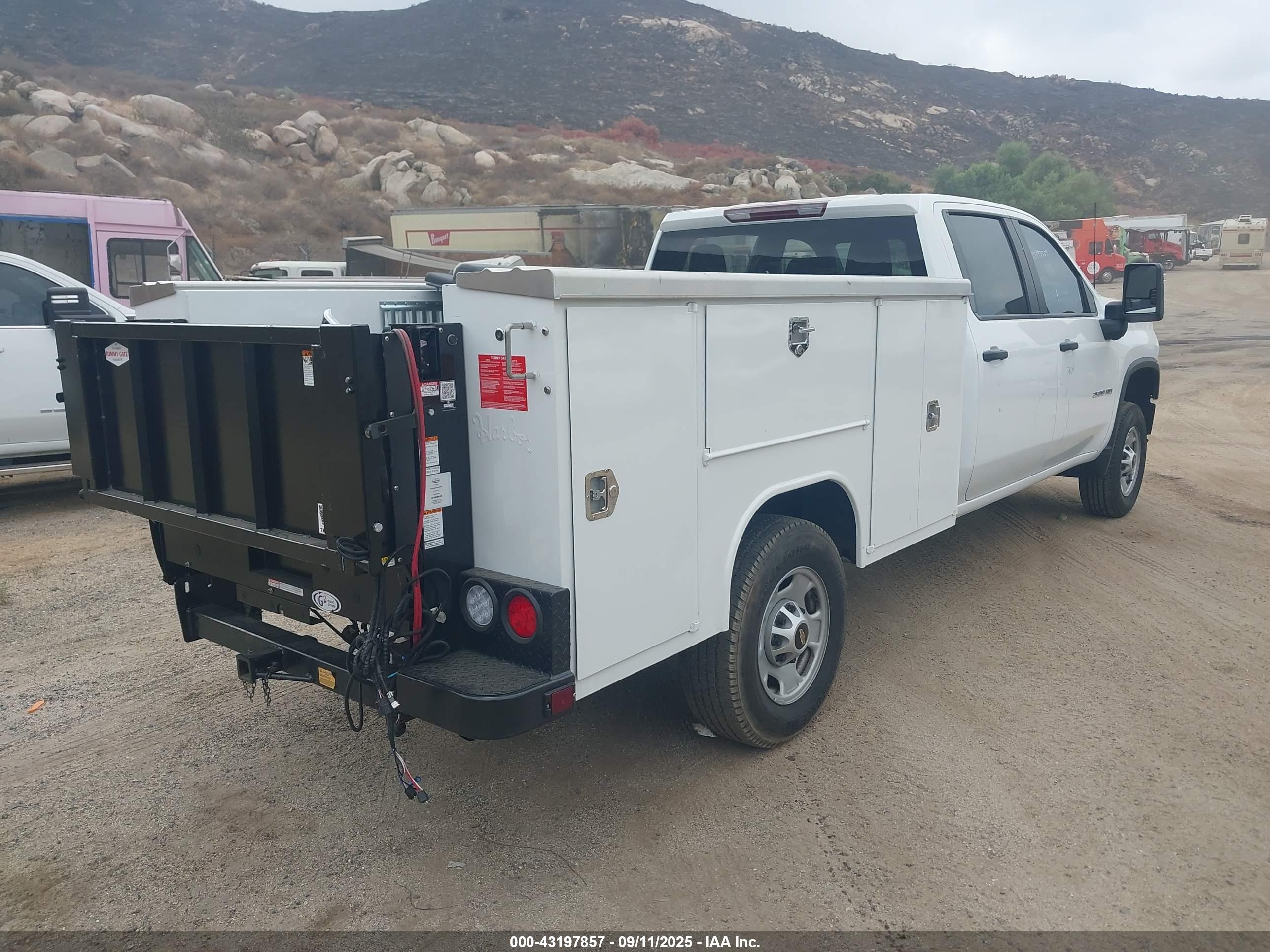 CHEVROLET SILVERADO image 4
