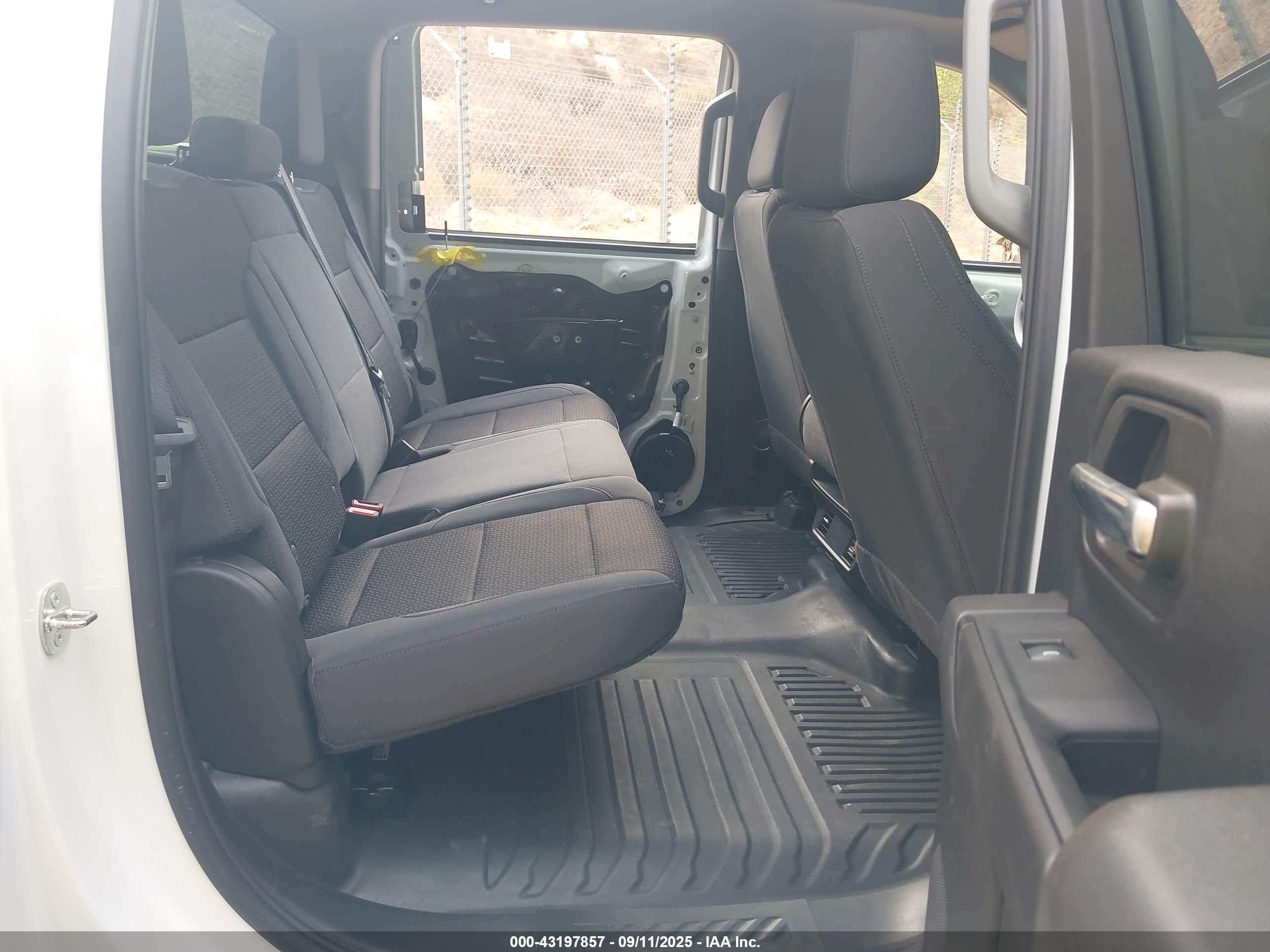 CHEVROLET SILVERADO image 7