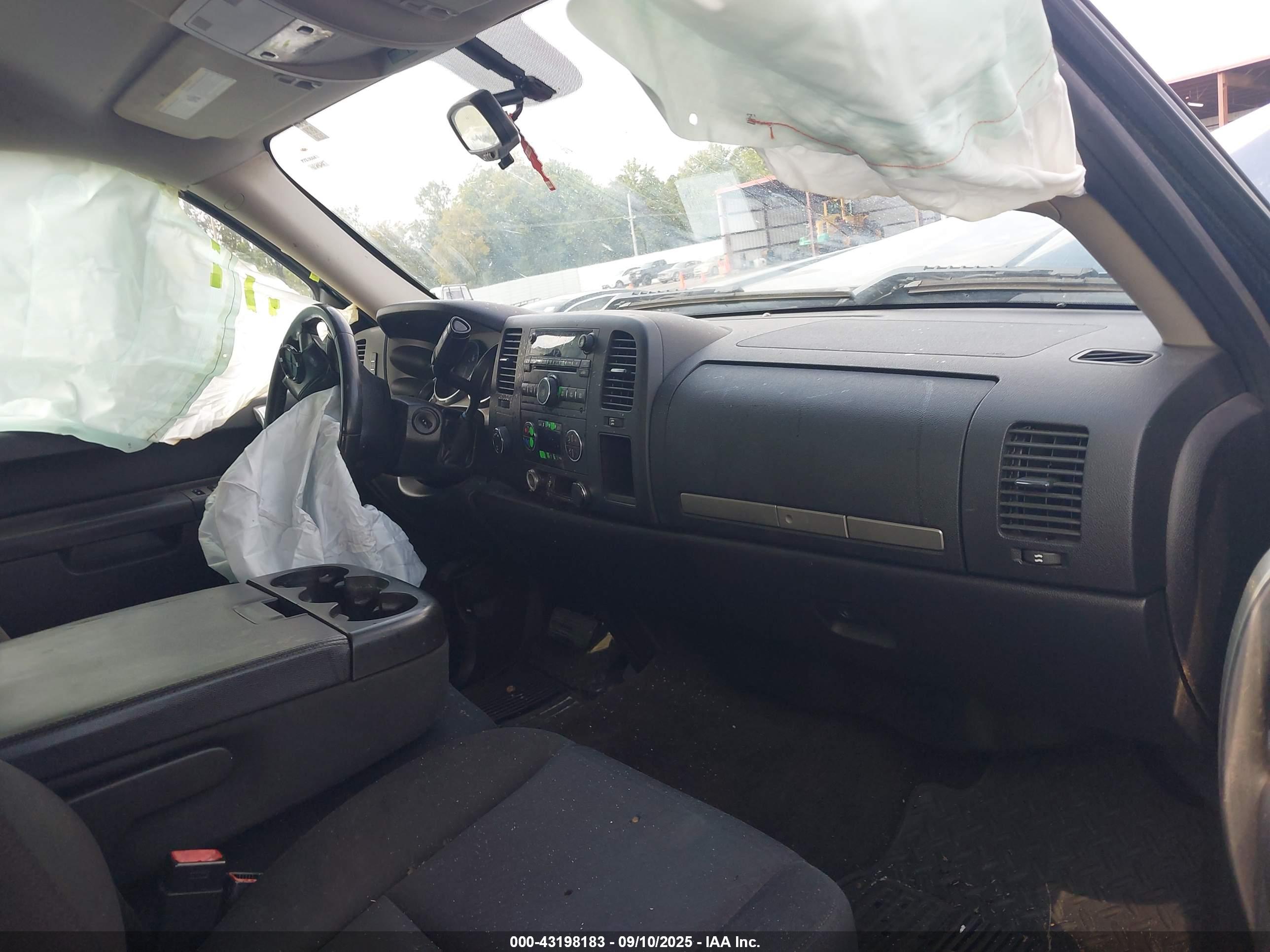 CHEVROLET SILVERADO image 5