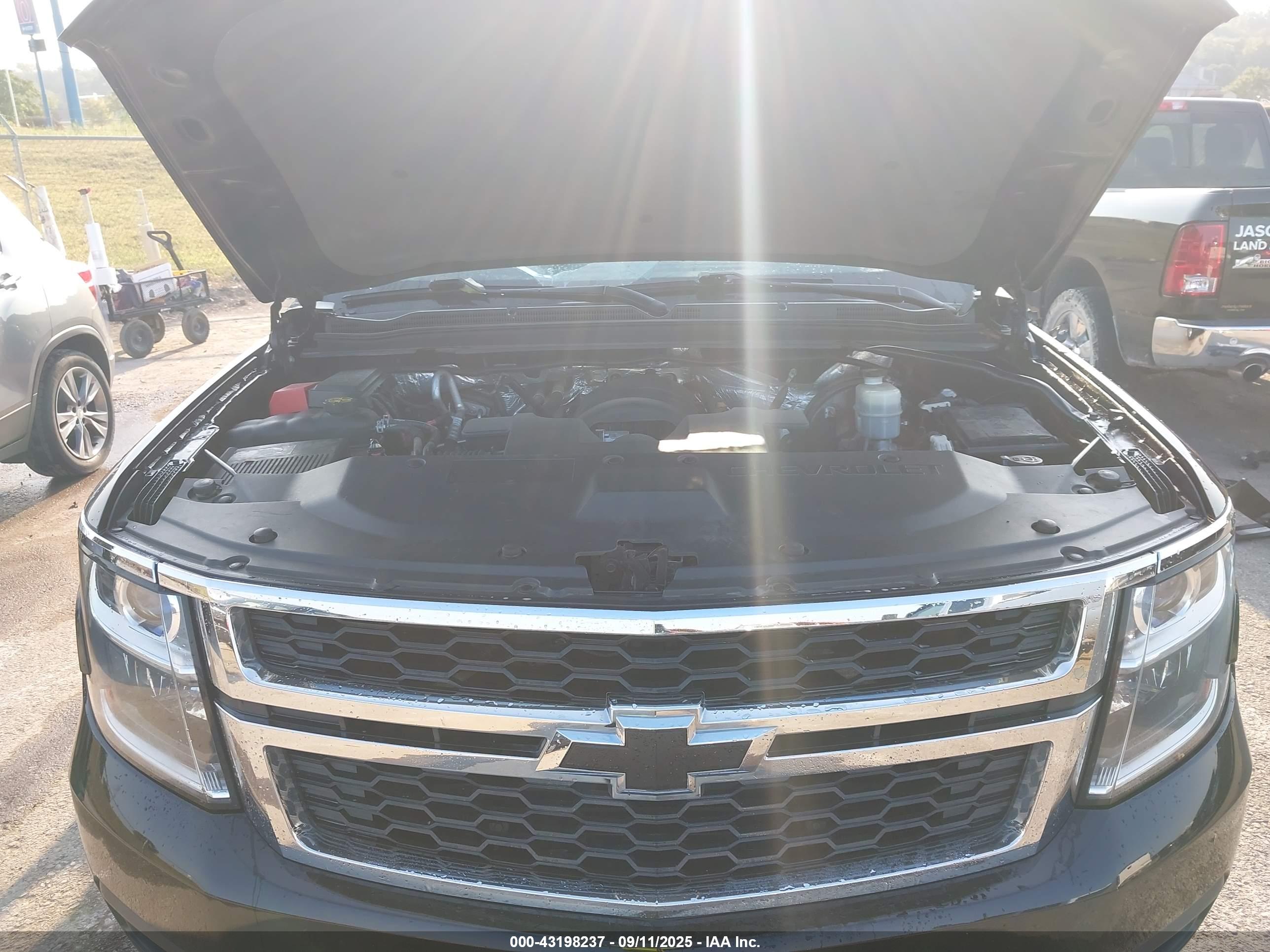 CHEVROLET SUBURBAN image 10