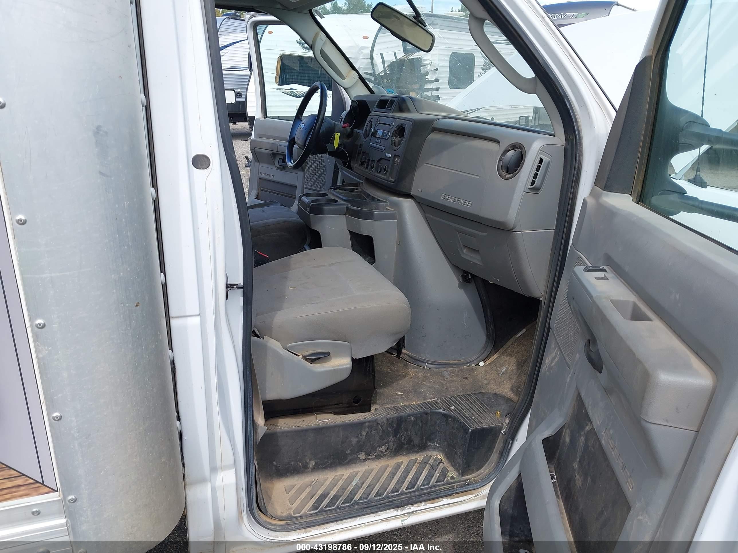 FORD E-350 image 8