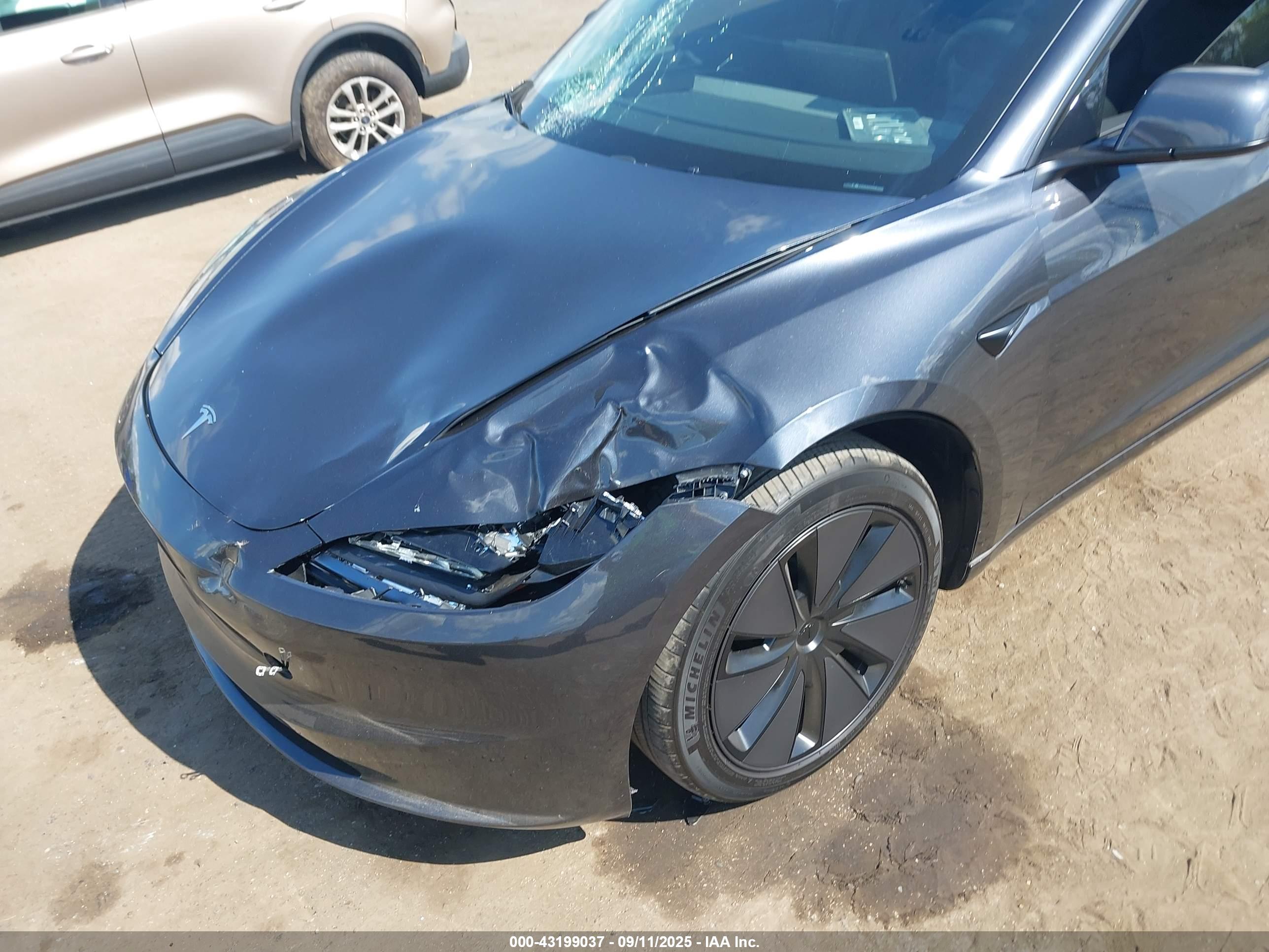 TESLA MODEL image 6
