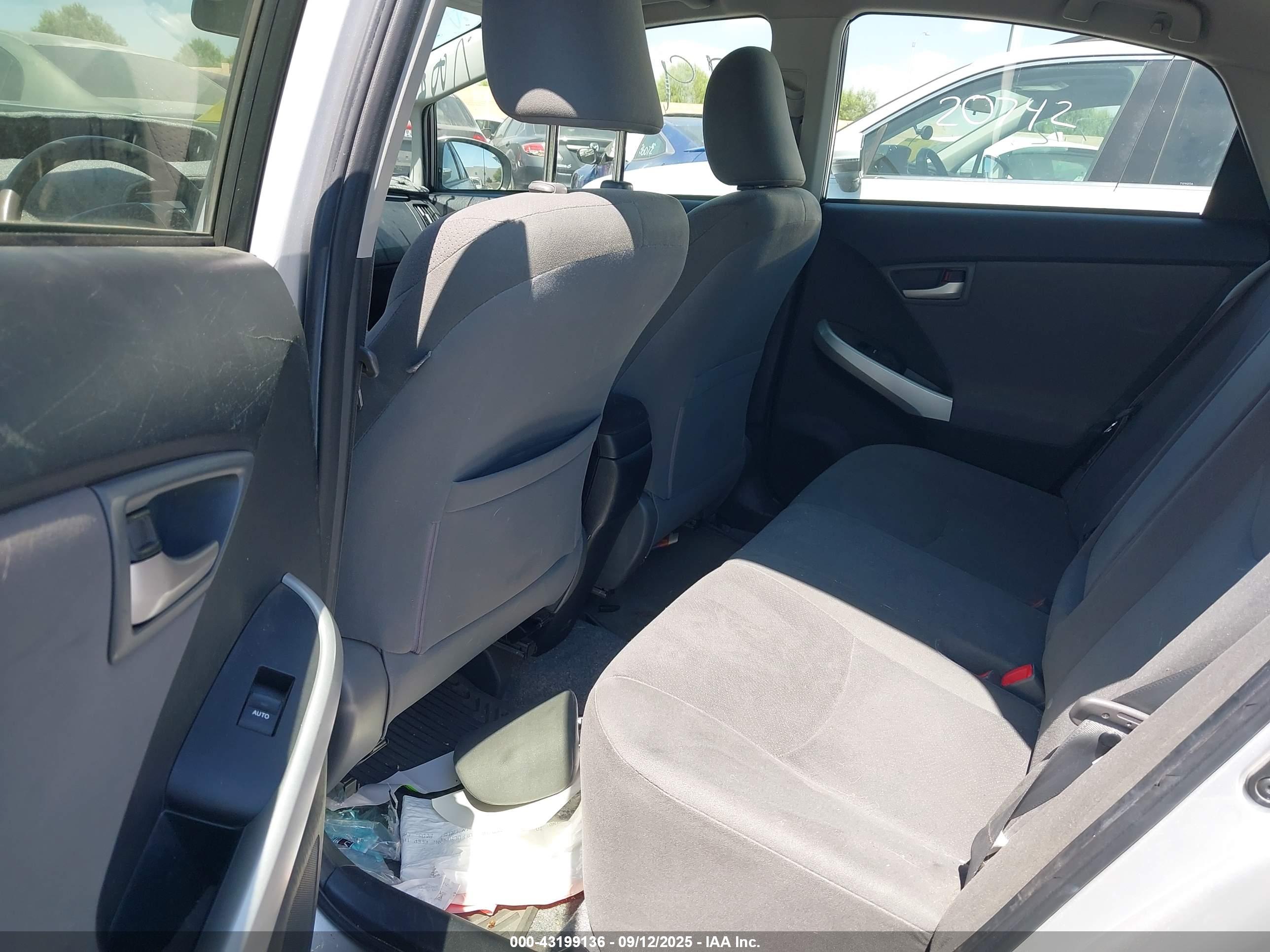 TOYOTA PRIUS image 8