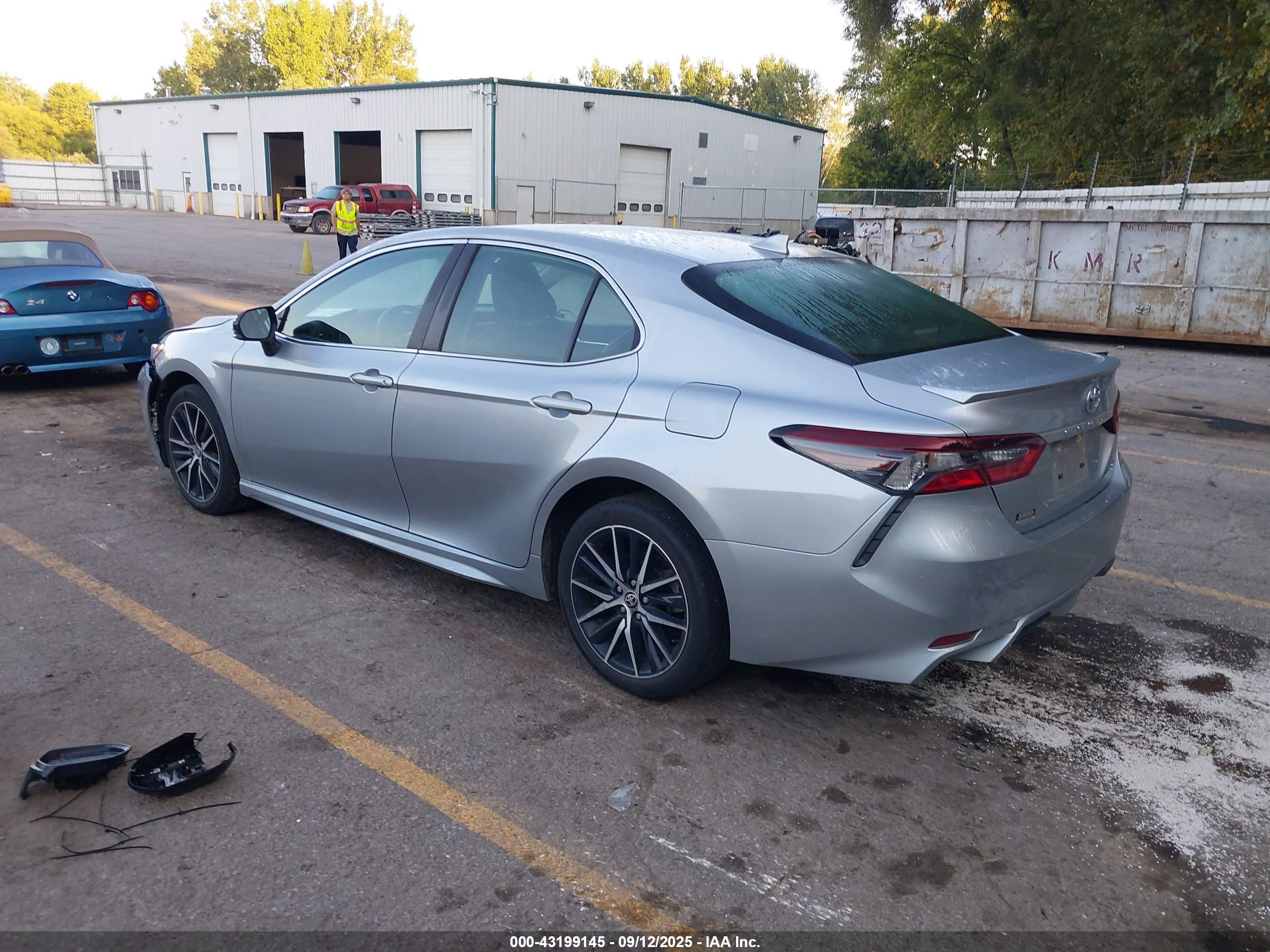 TOYOTA CAMRY image 3