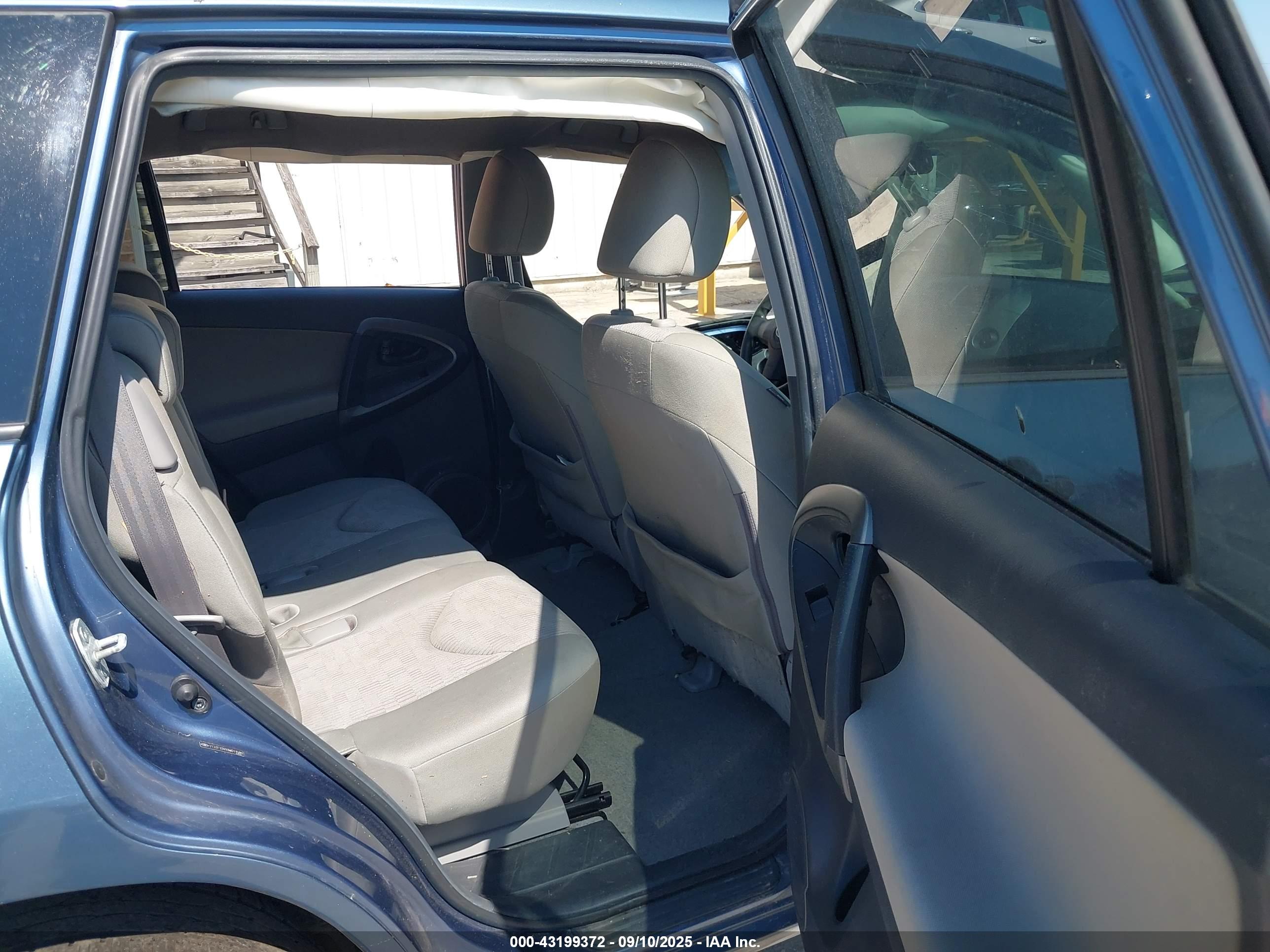 TOYOTA RAV4 image 8