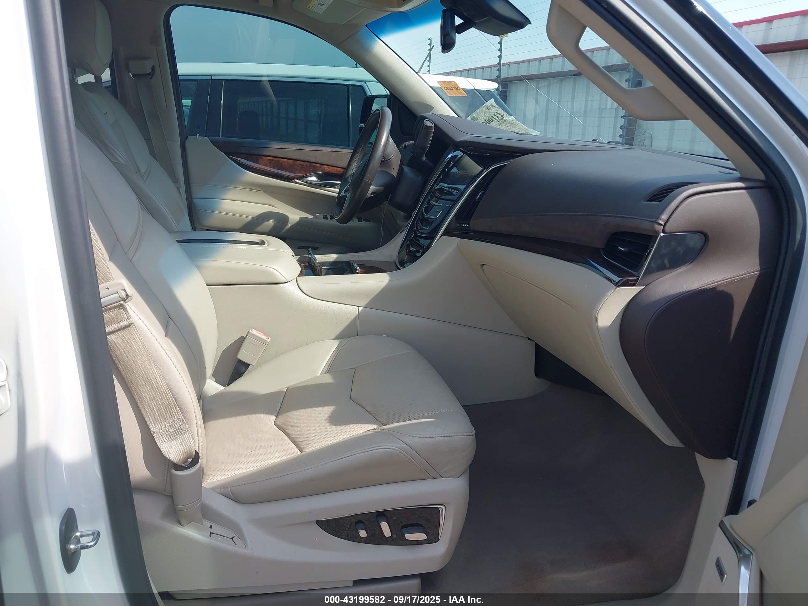 CADILLAC ESCALADE image 5