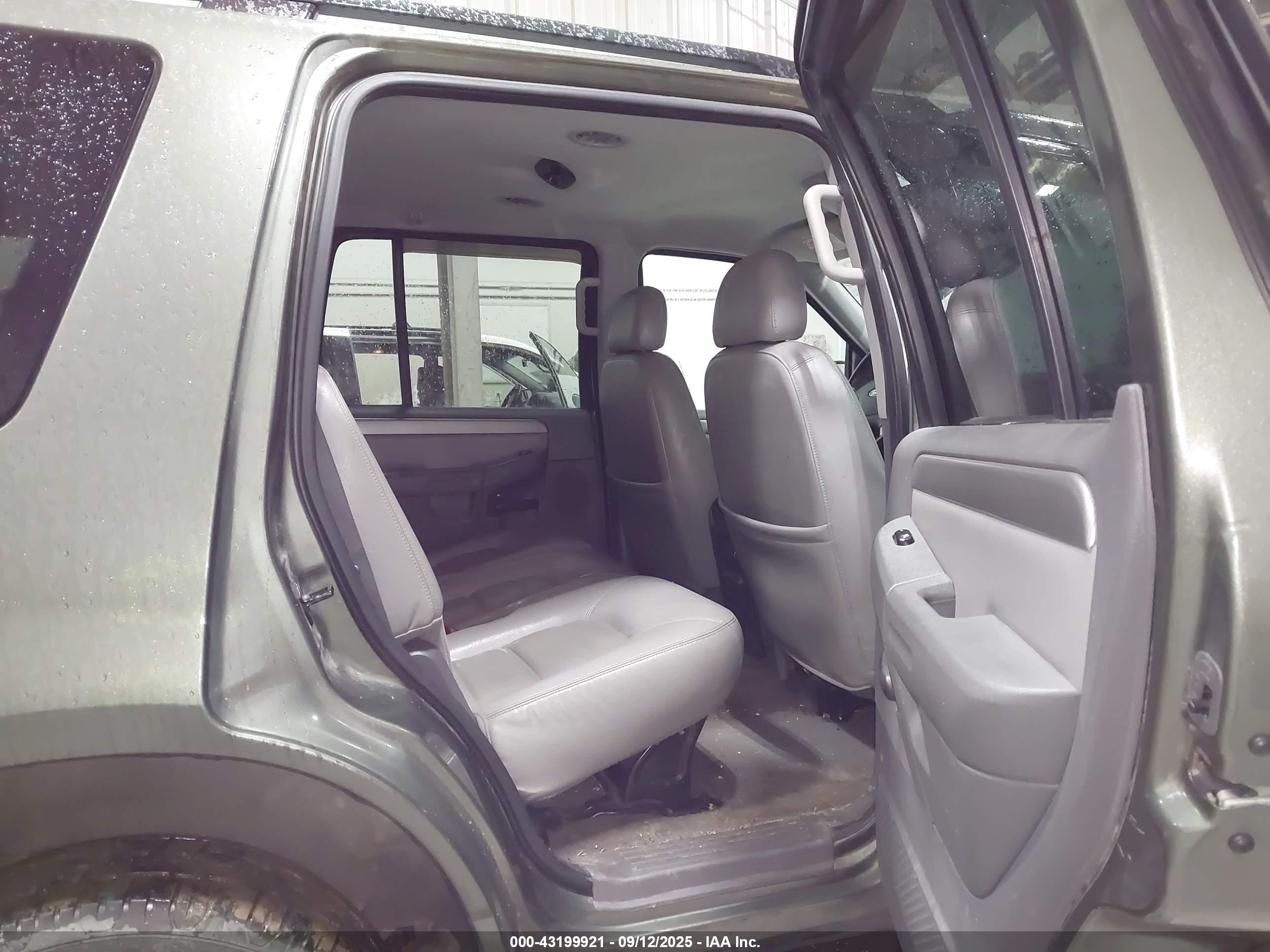 FORD EXPLORER image 8