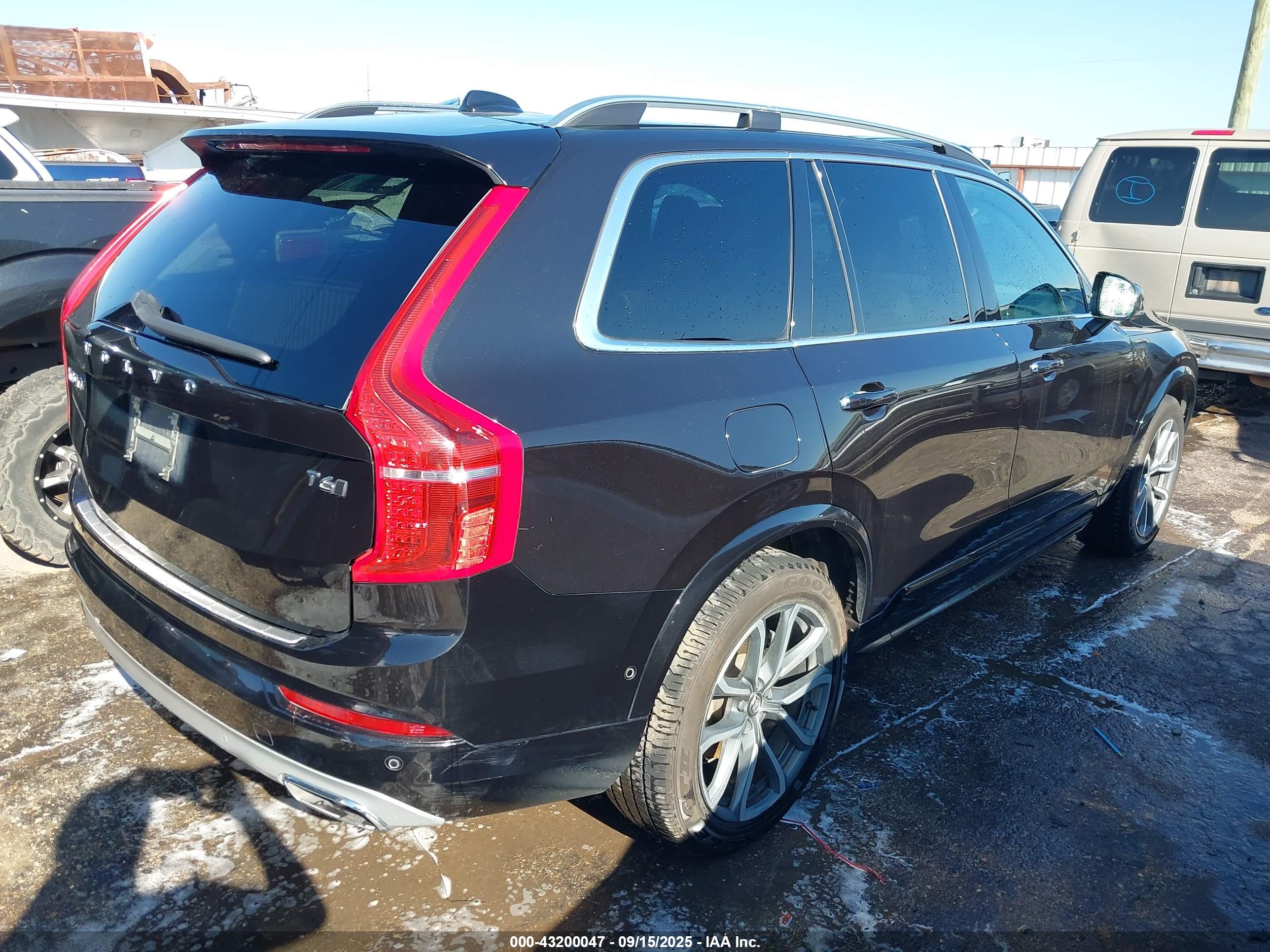 VOLVO XC90 image 4