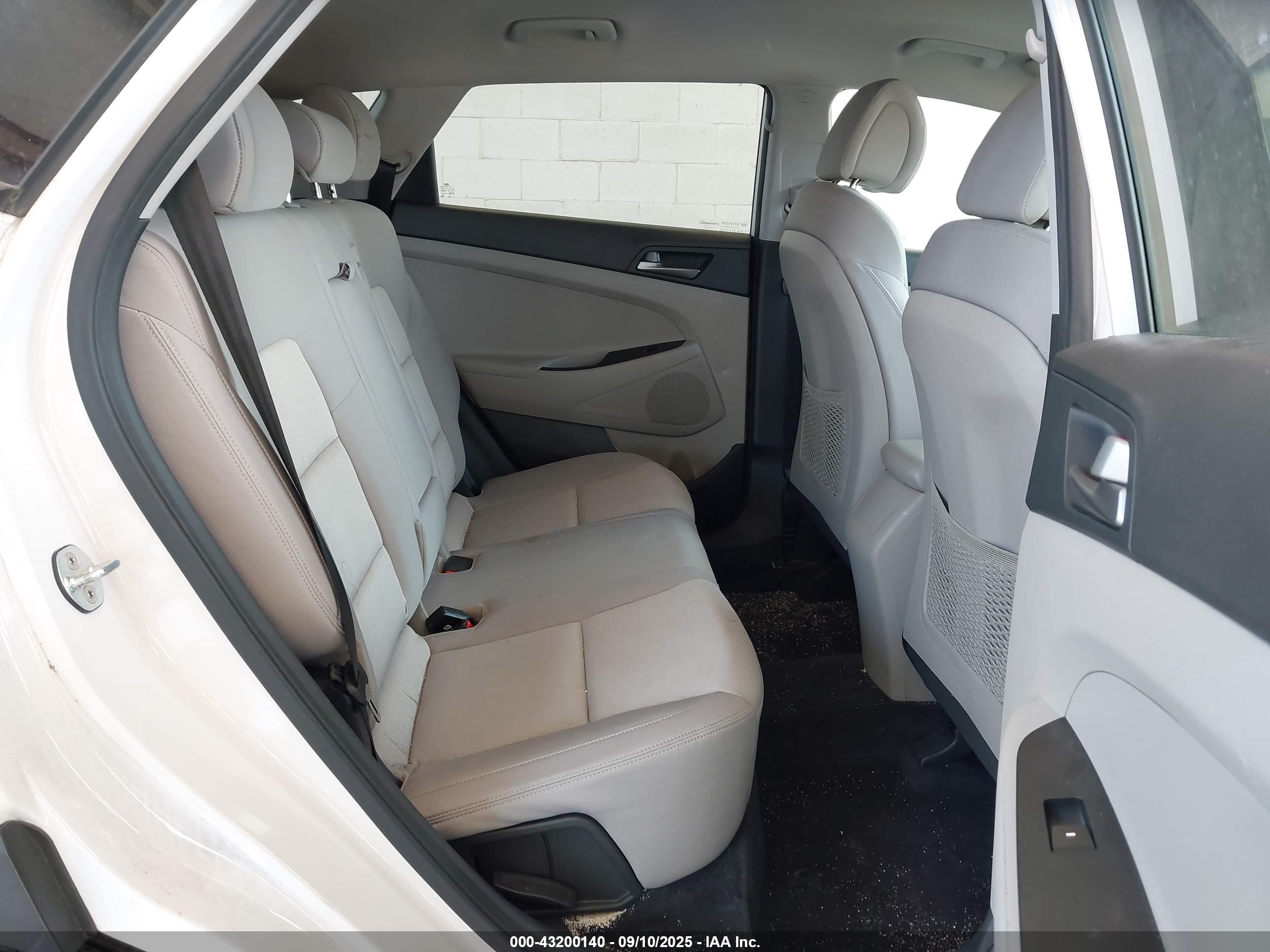 HYUNDAI TUCSON image 8