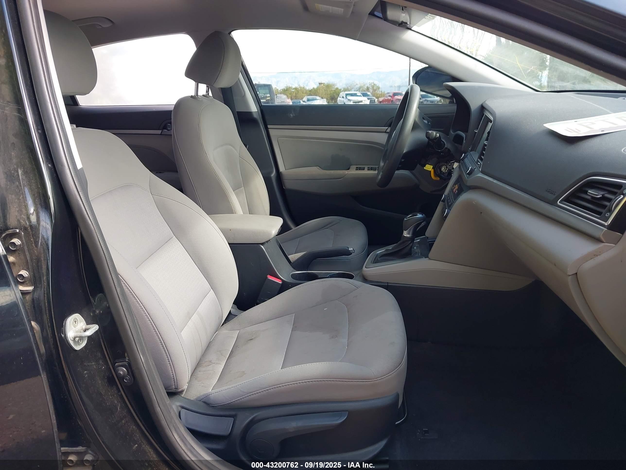 HYUNDAI ELANTRA image 5
