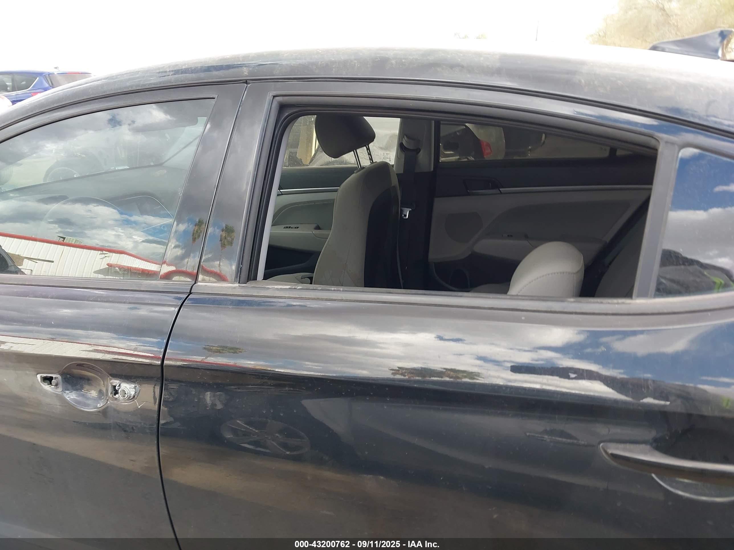 HYUNDAI ELANTRA image 6
