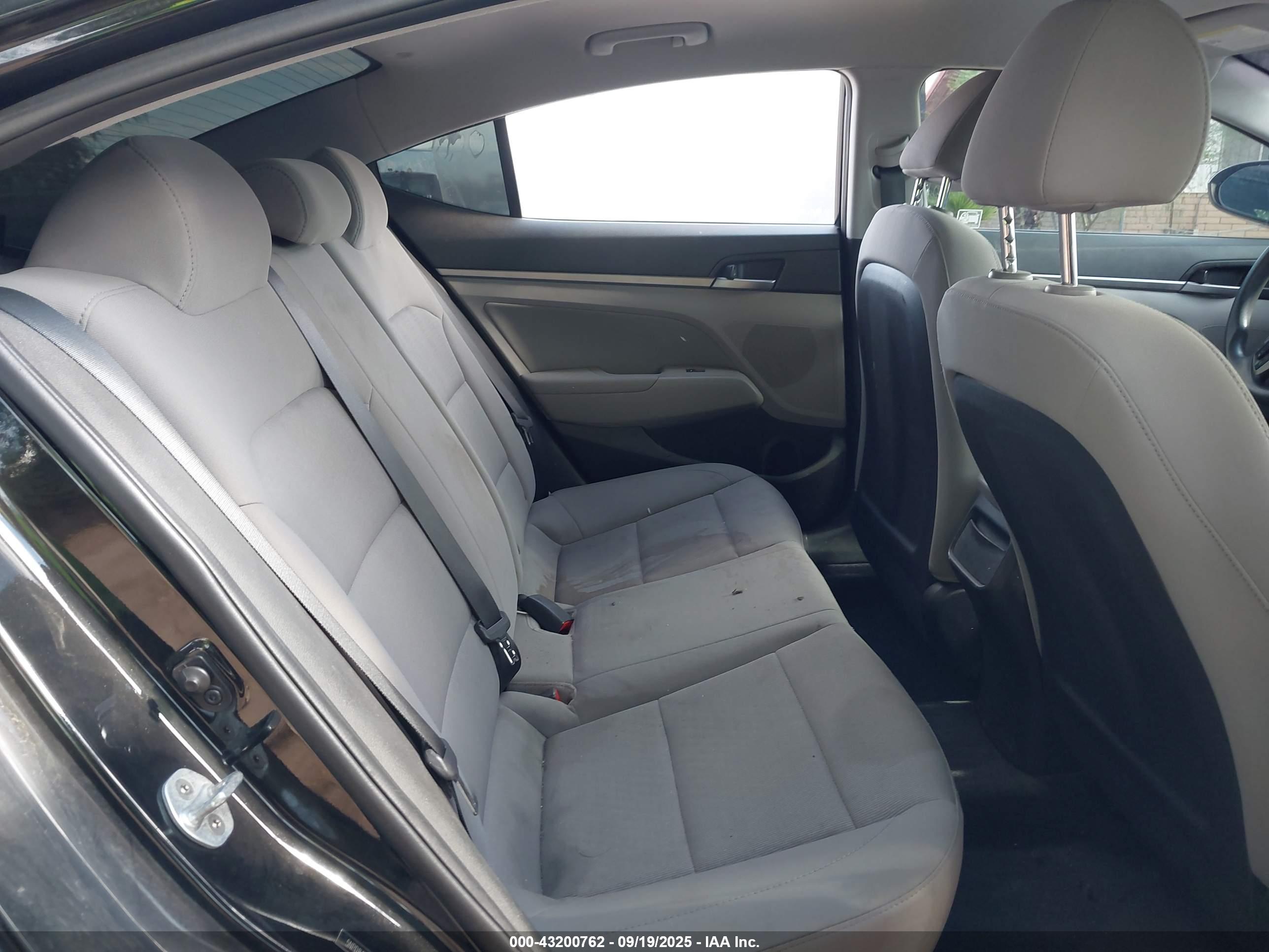 HYUNDAI ELANTRA image 8