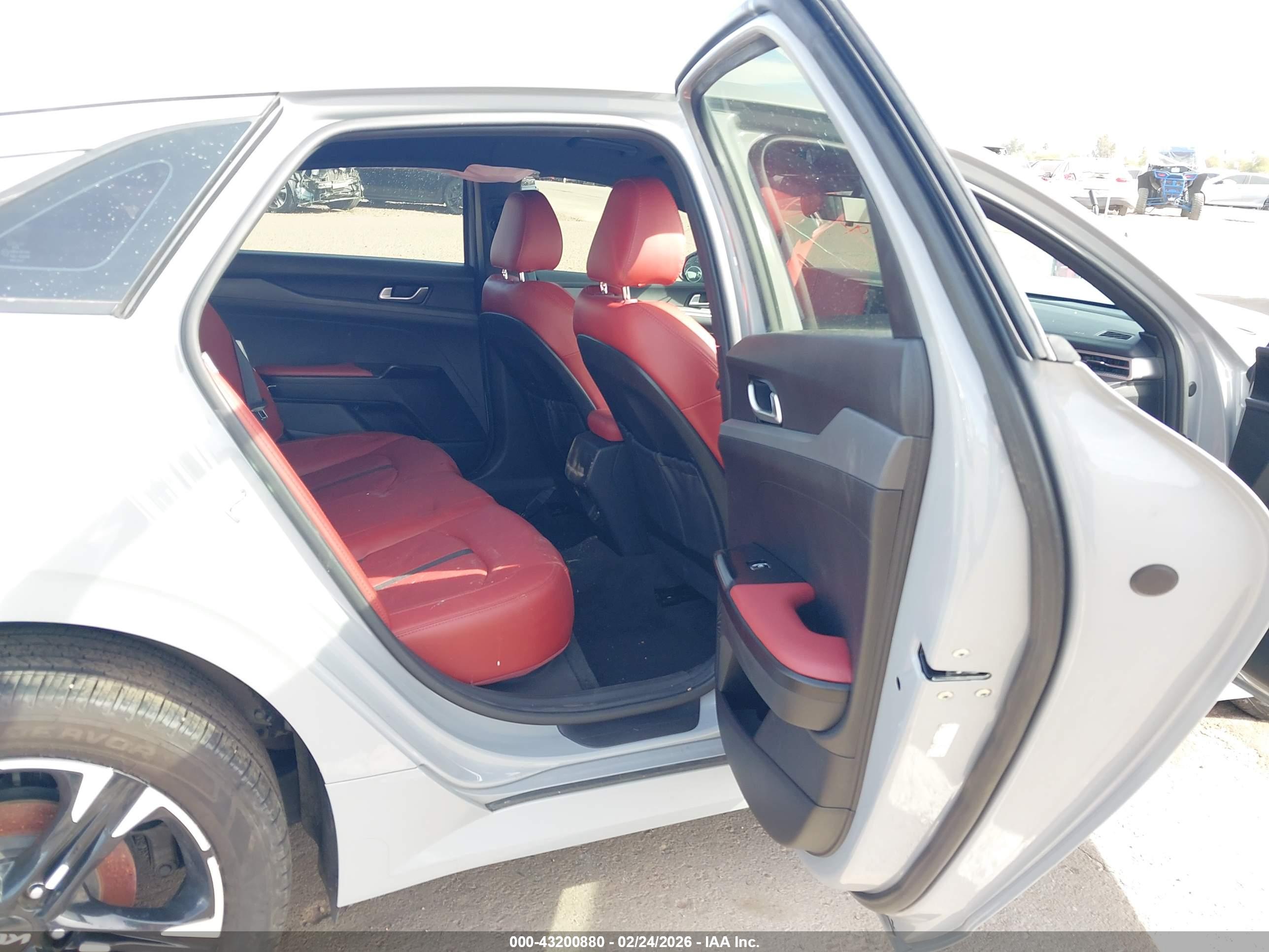 KIA K5 image 8