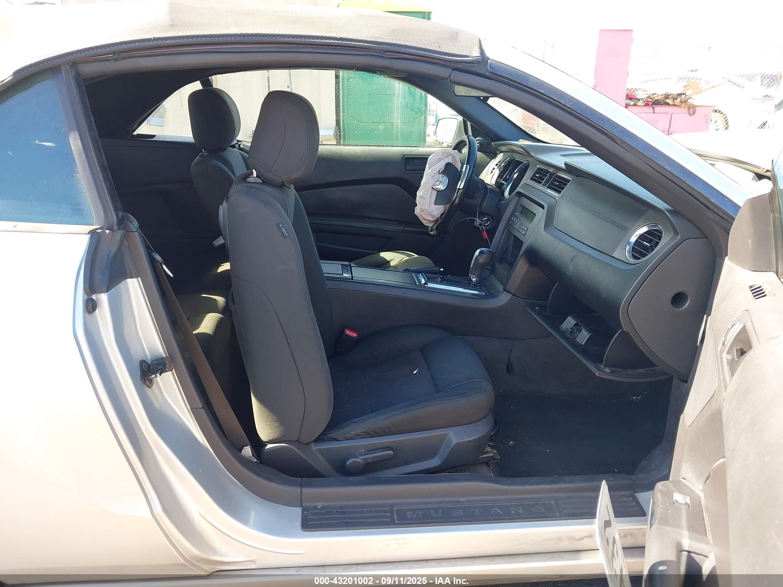 FORD MUSTANG image 5