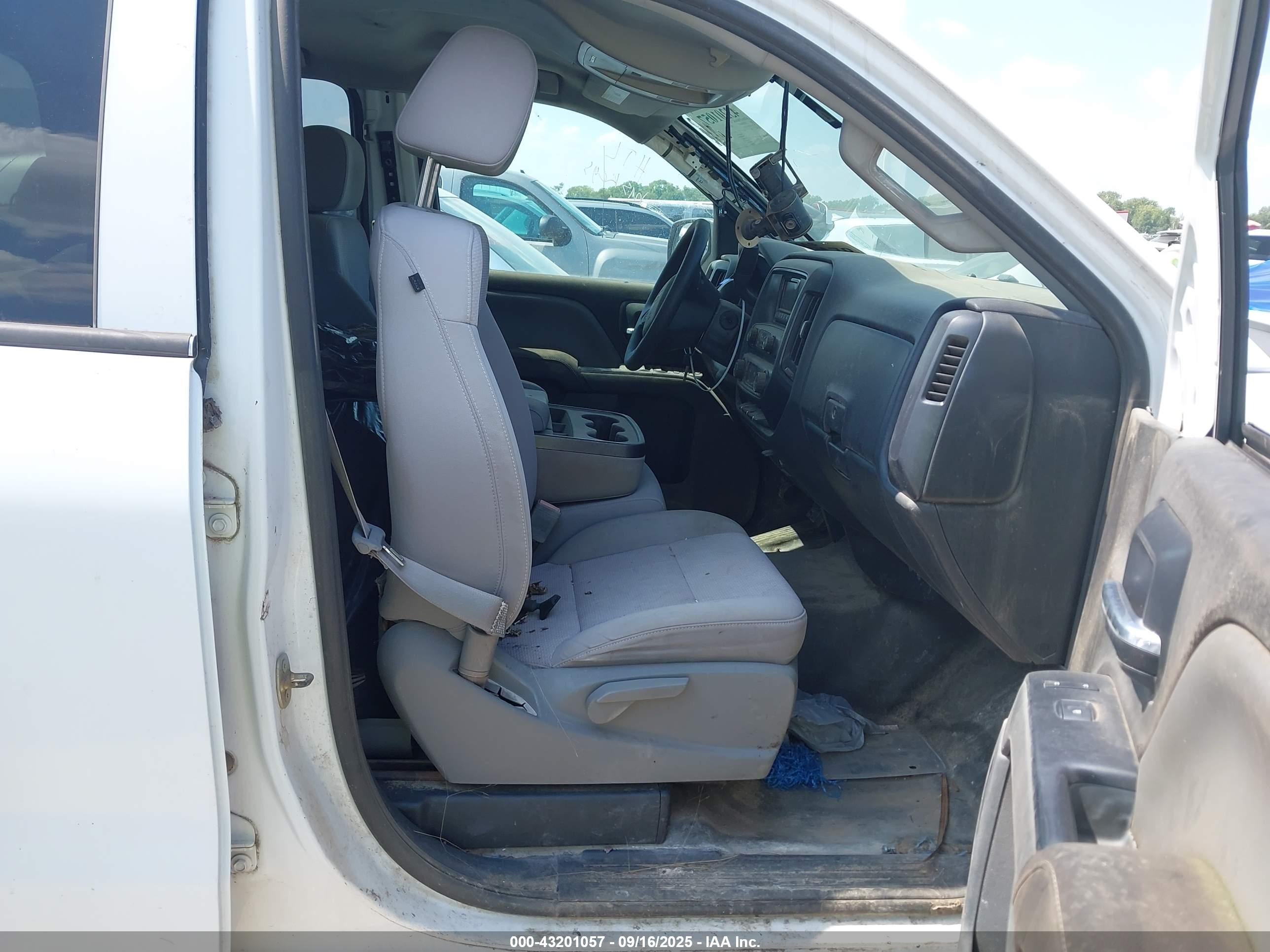 CHEVROLET SILVERADO image 5