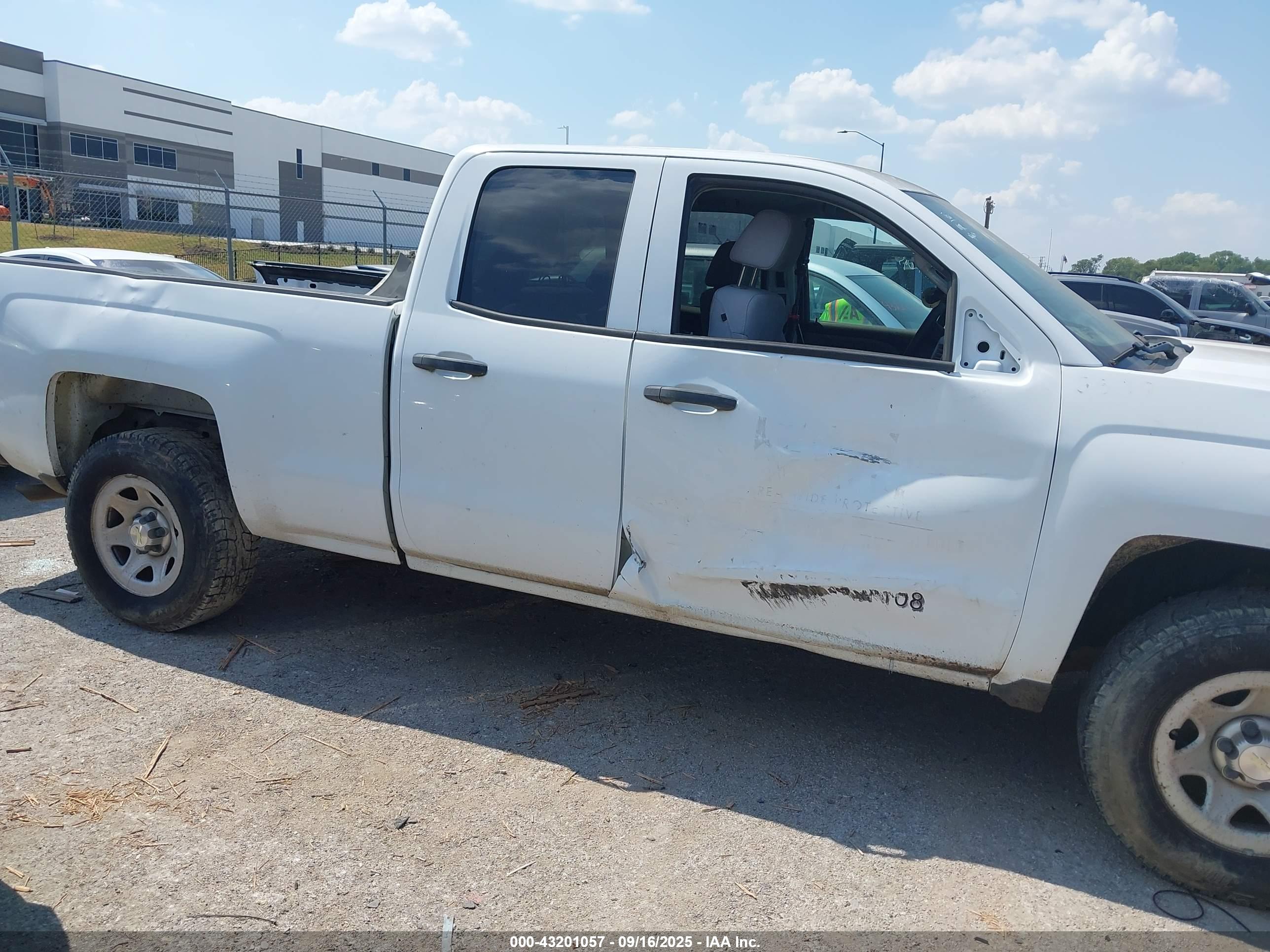 CHEVROLET SILVERADO image 6