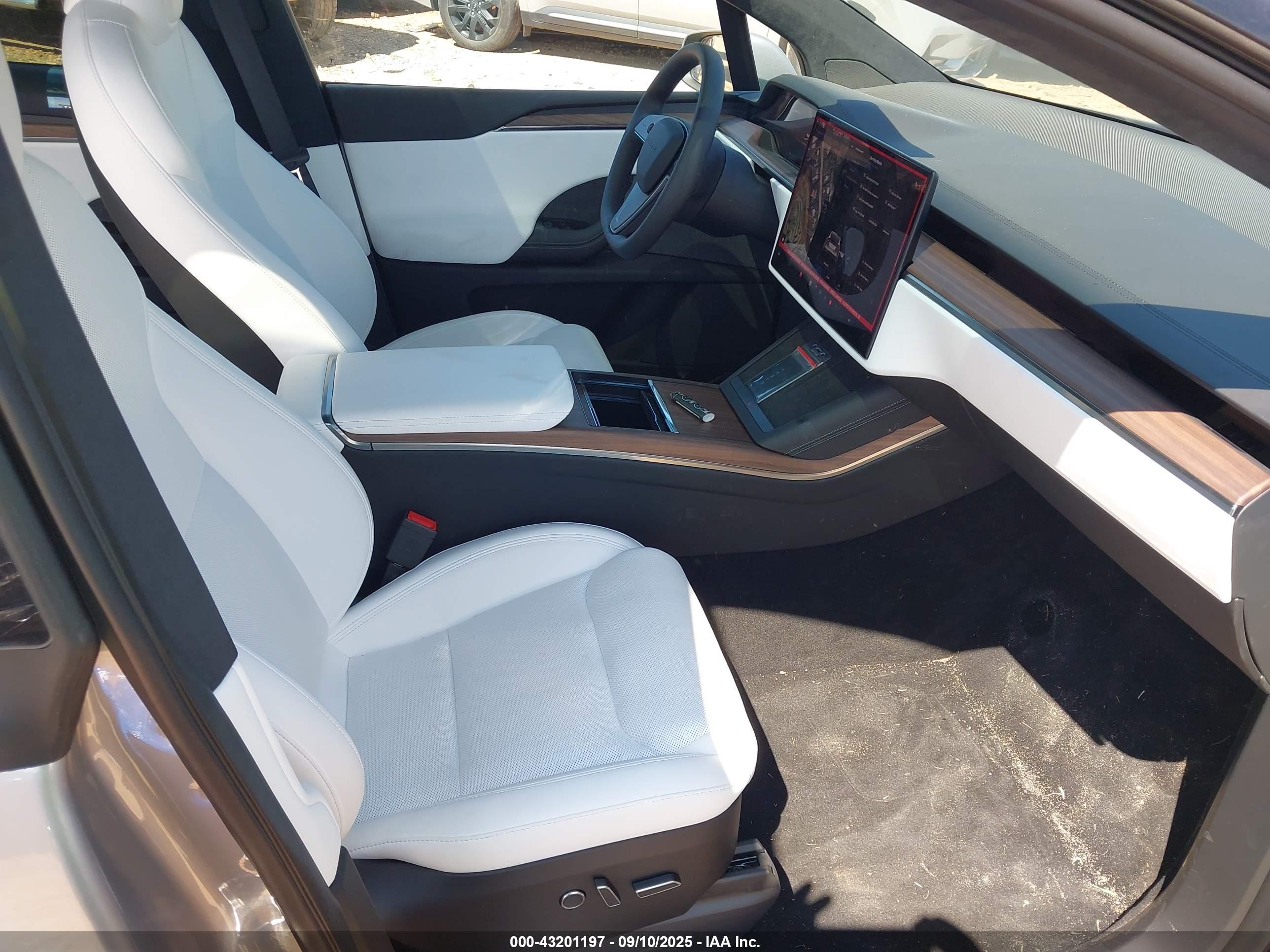 TESLA MODEL image 5