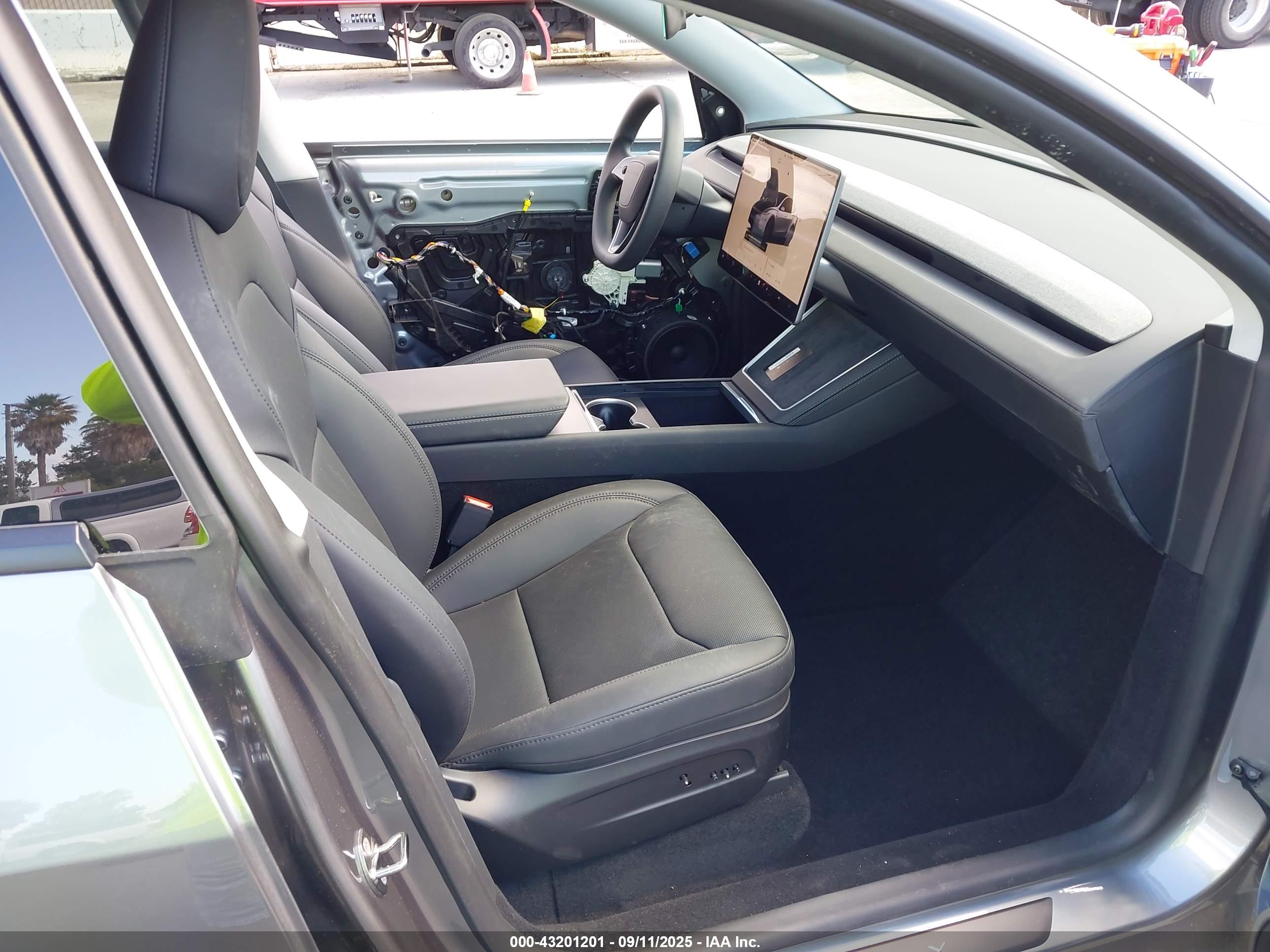 TESLA MODEL image 5