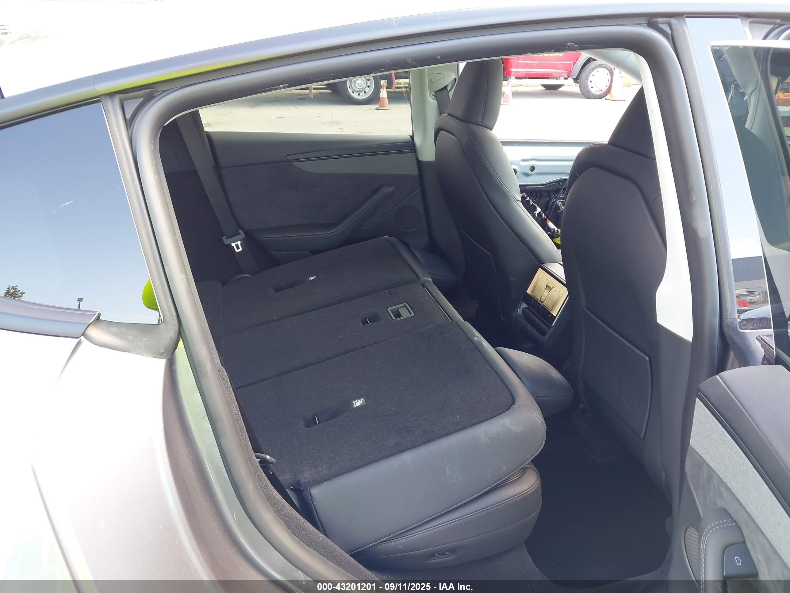 TESLA MODEL image 8