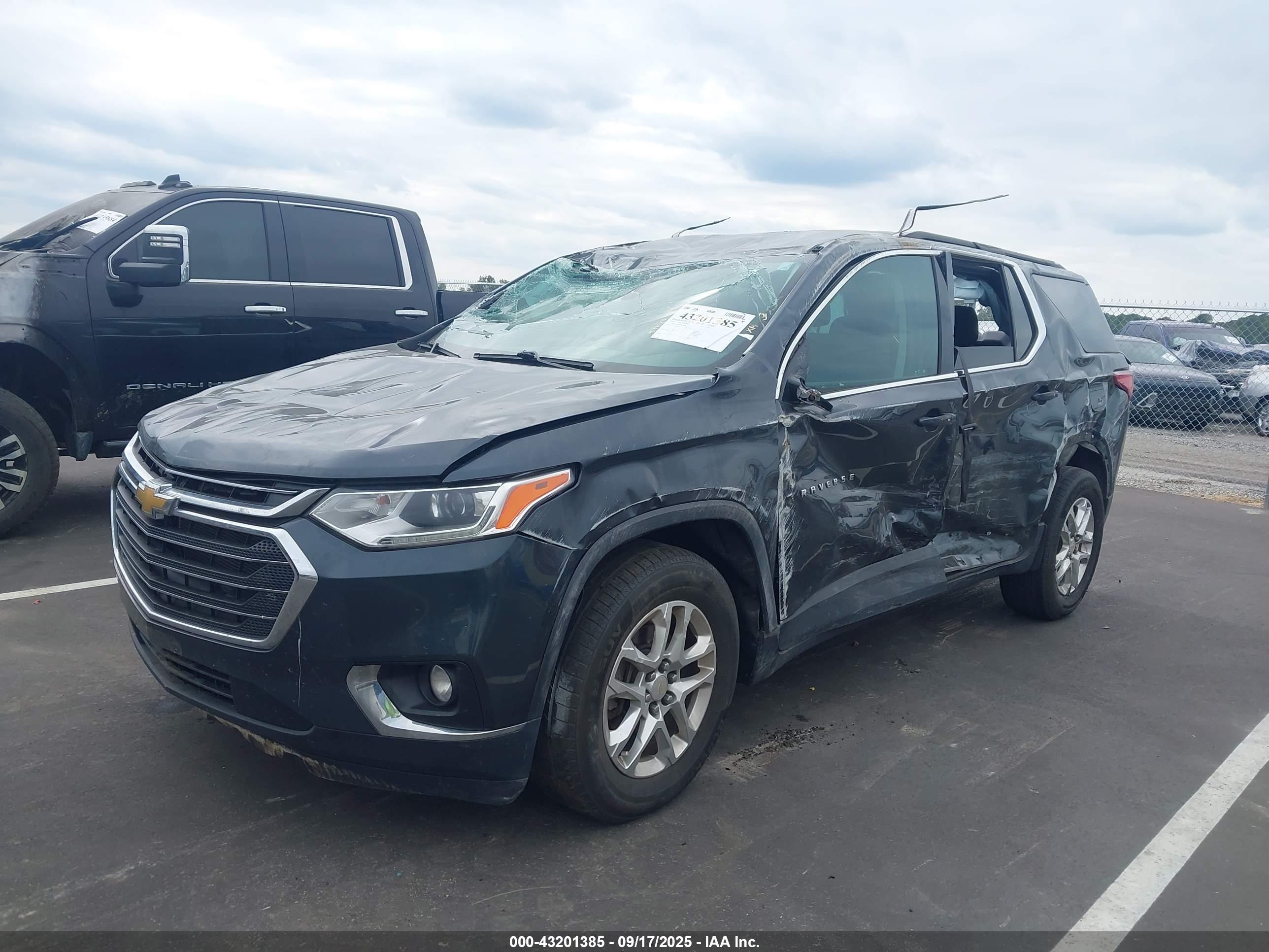 CHEVROLET TRAVERSE image 2