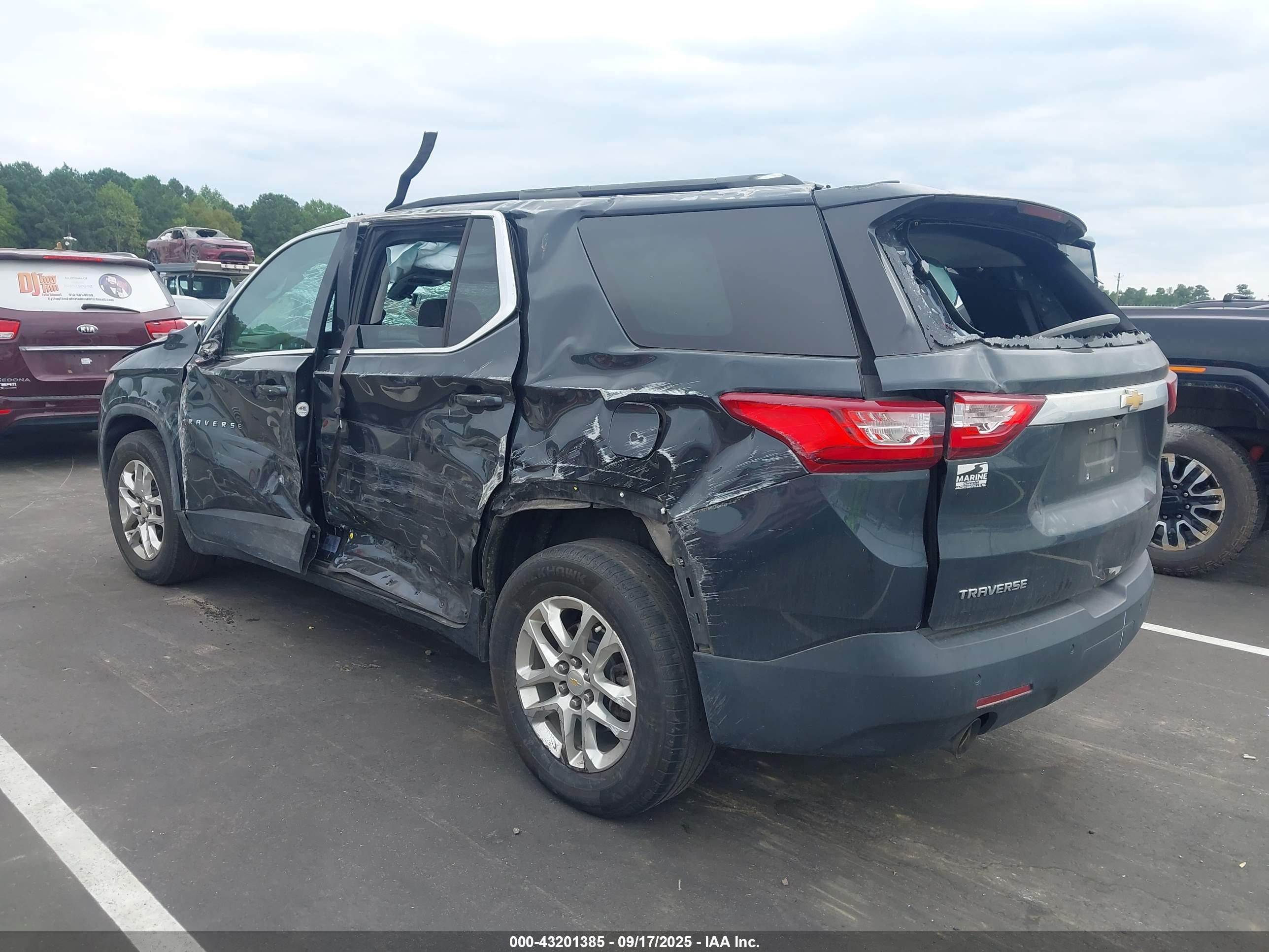 CHEVROLET TRAVERSE image 3