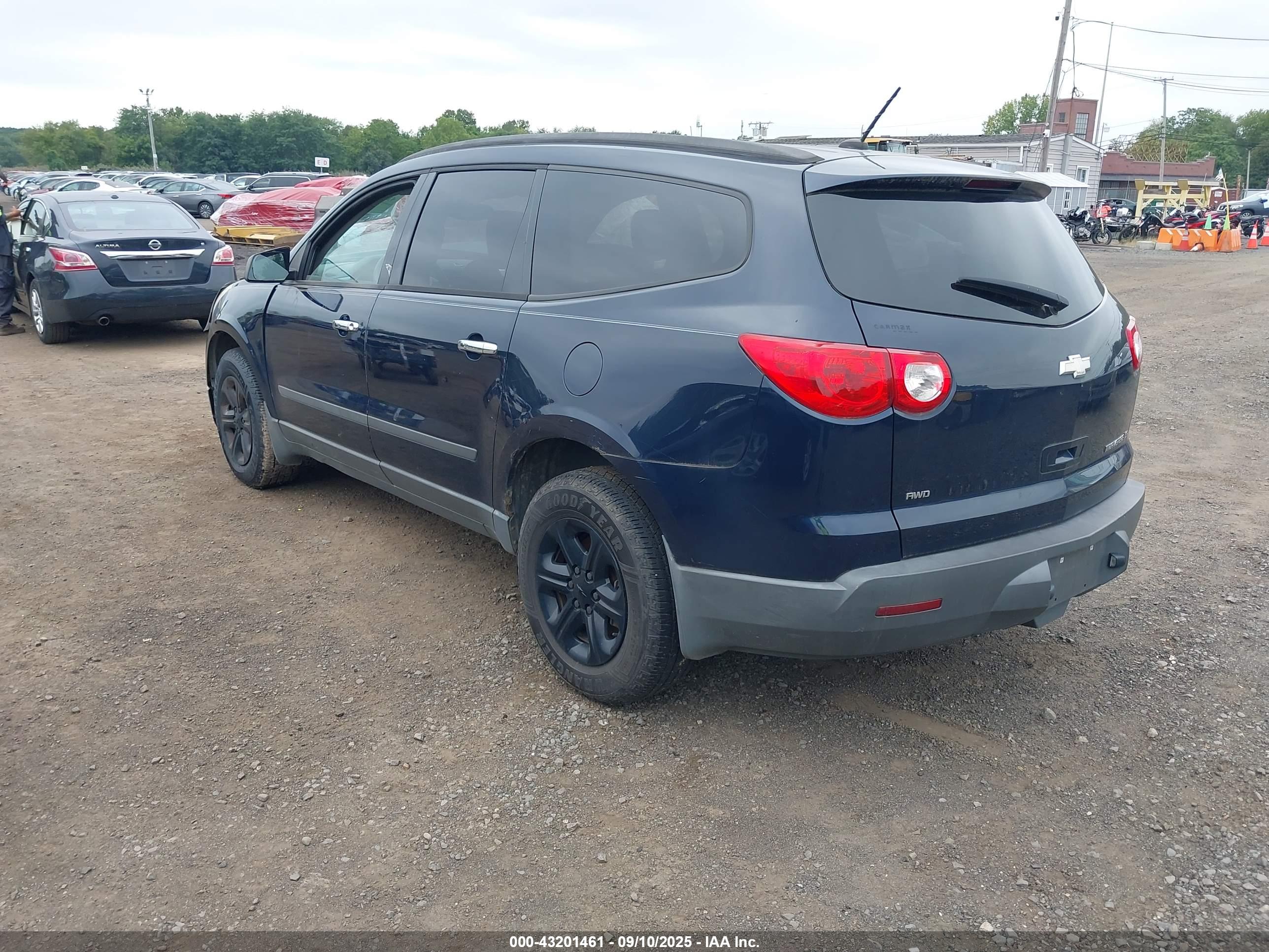 CHEVROLET TRAVERSE image 3