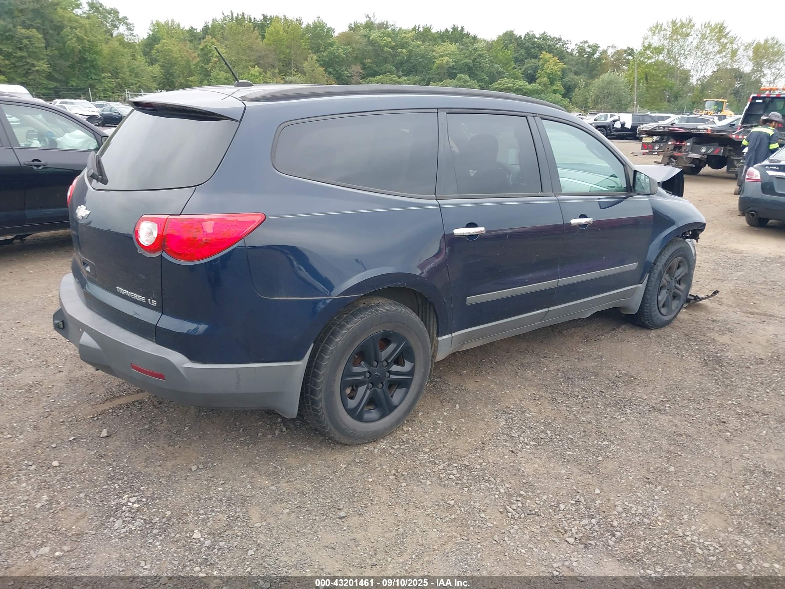 CHEVROLET TRAVERSE image 4