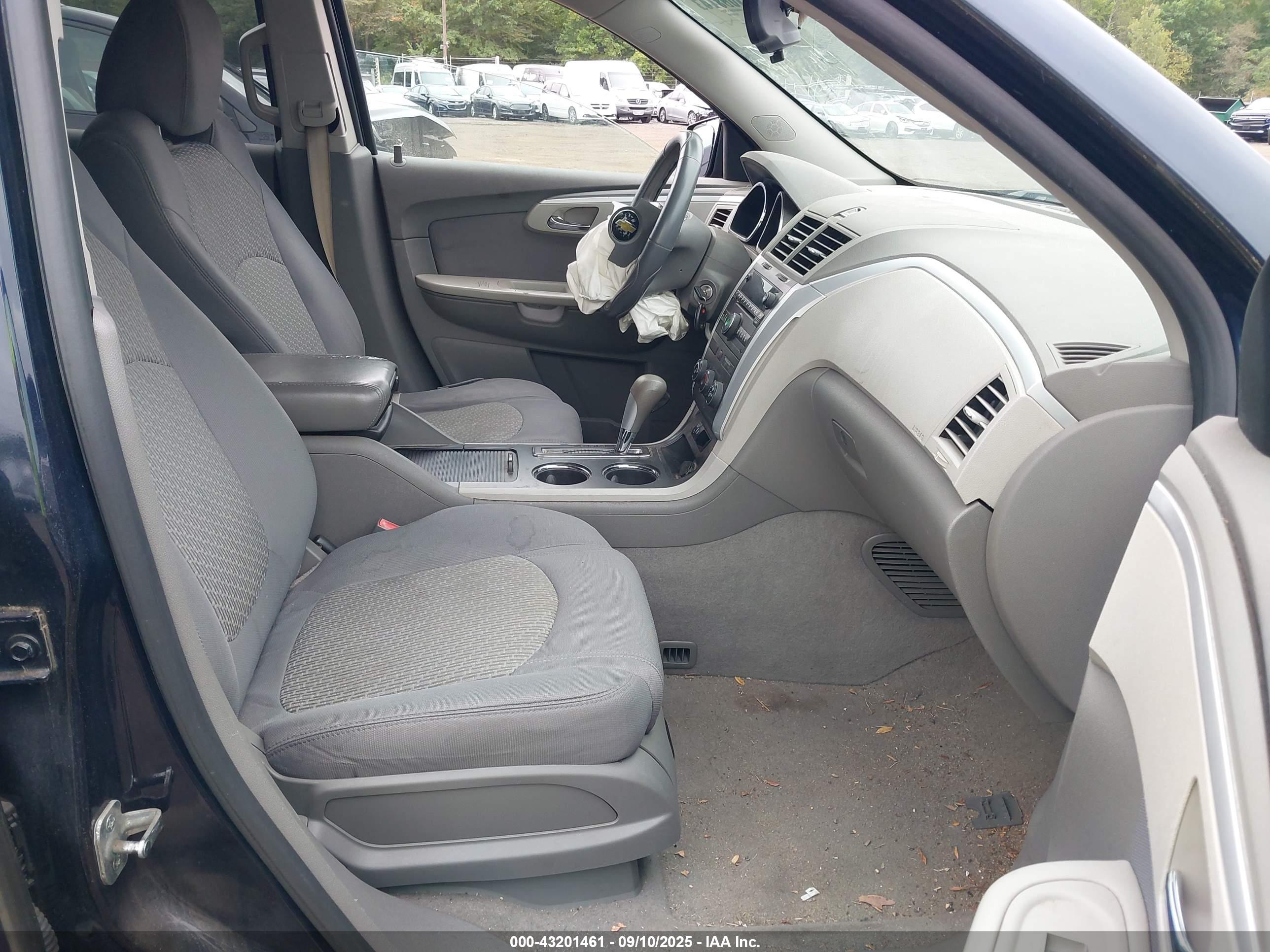 CHEVROLET TRAVERSE image 5