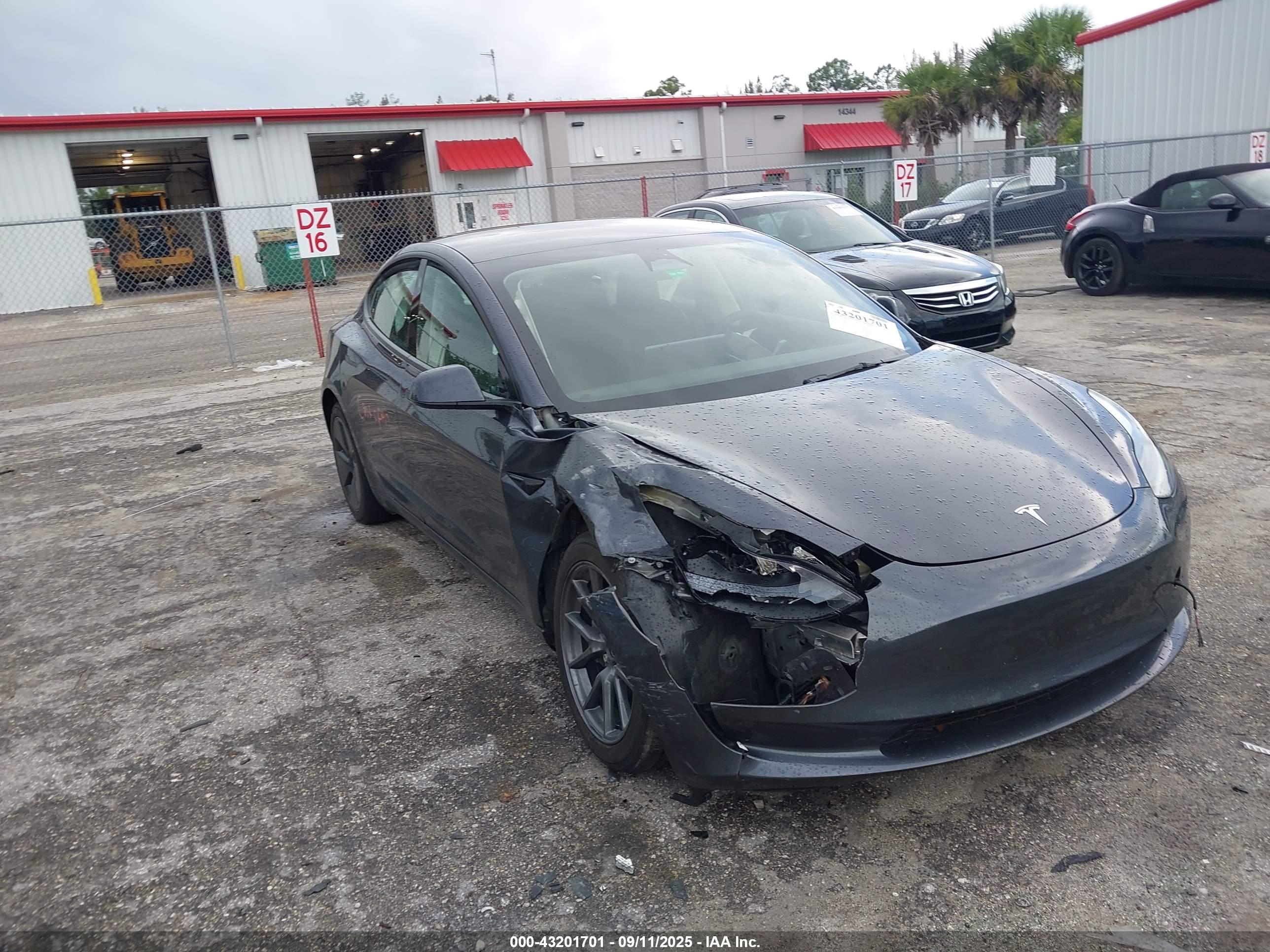 TESLA MODEL image 6