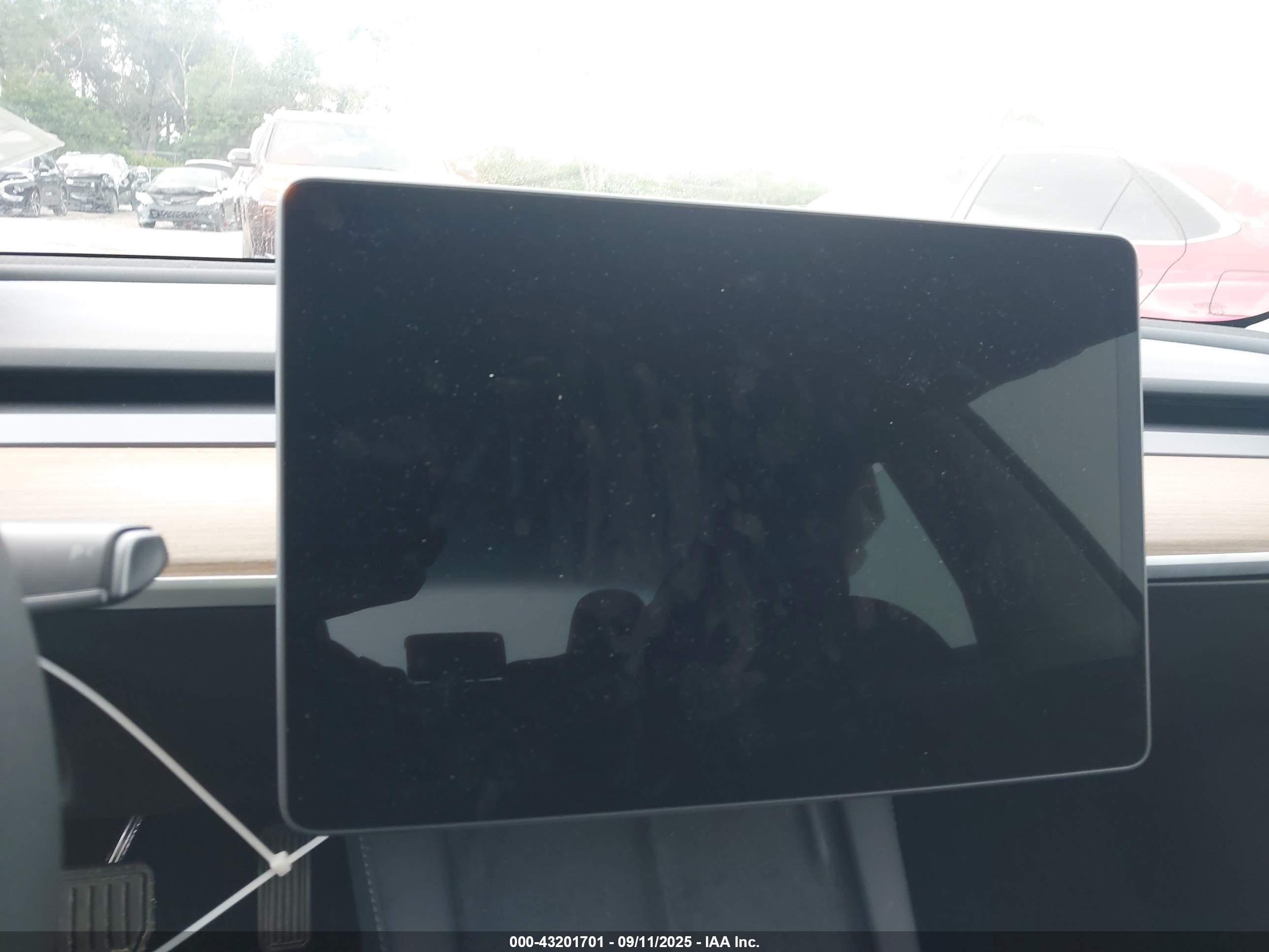 TESLA MODEL image 7